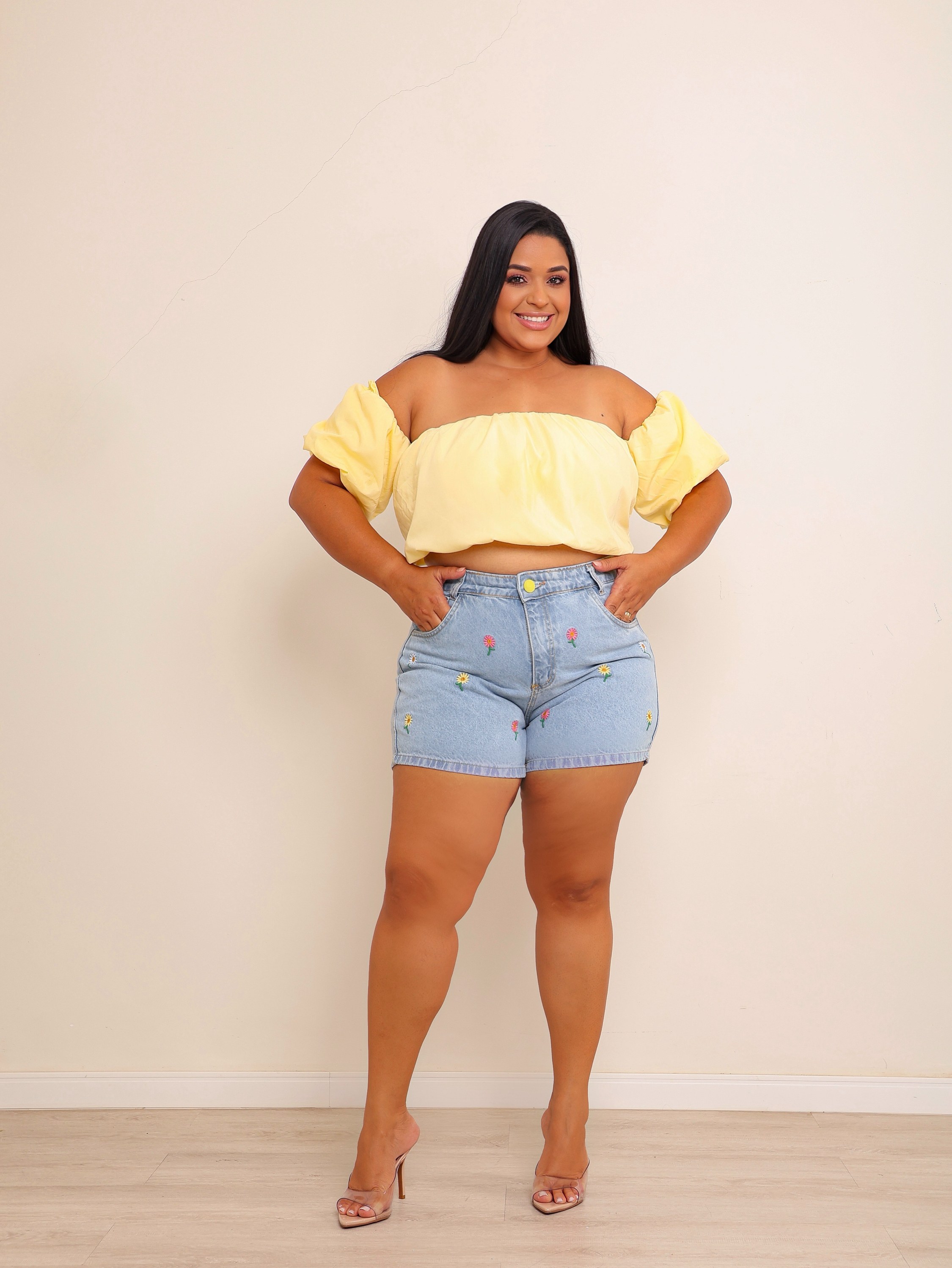 Short jeans feminino plus size bordado