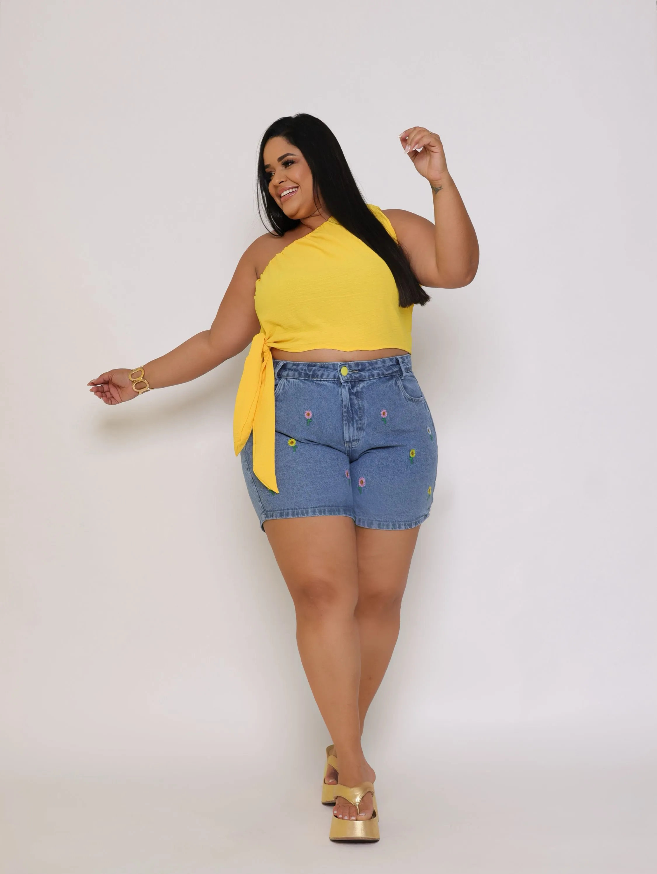 Short jeans feminino plus size bordado