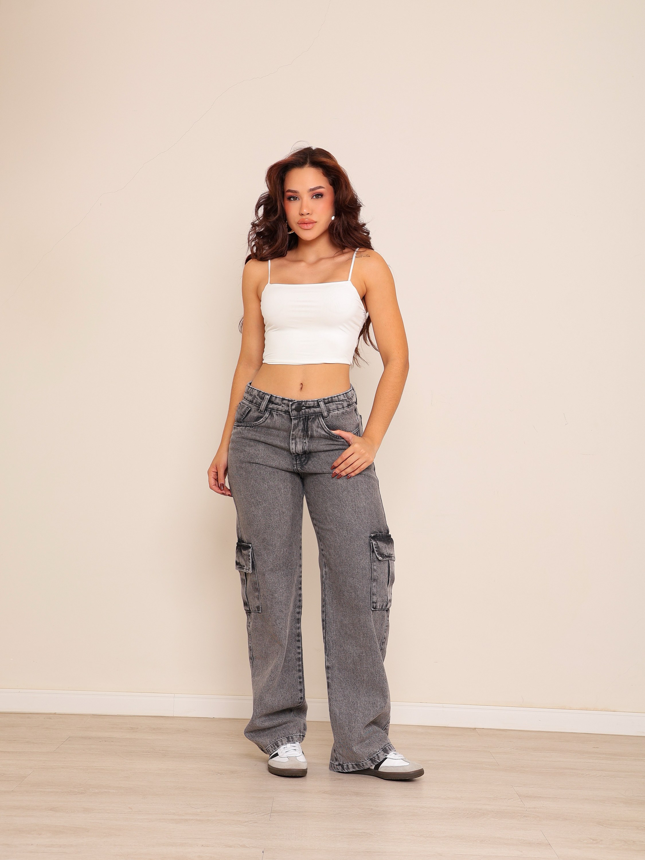 Calça wide leg cargo jeans feminina