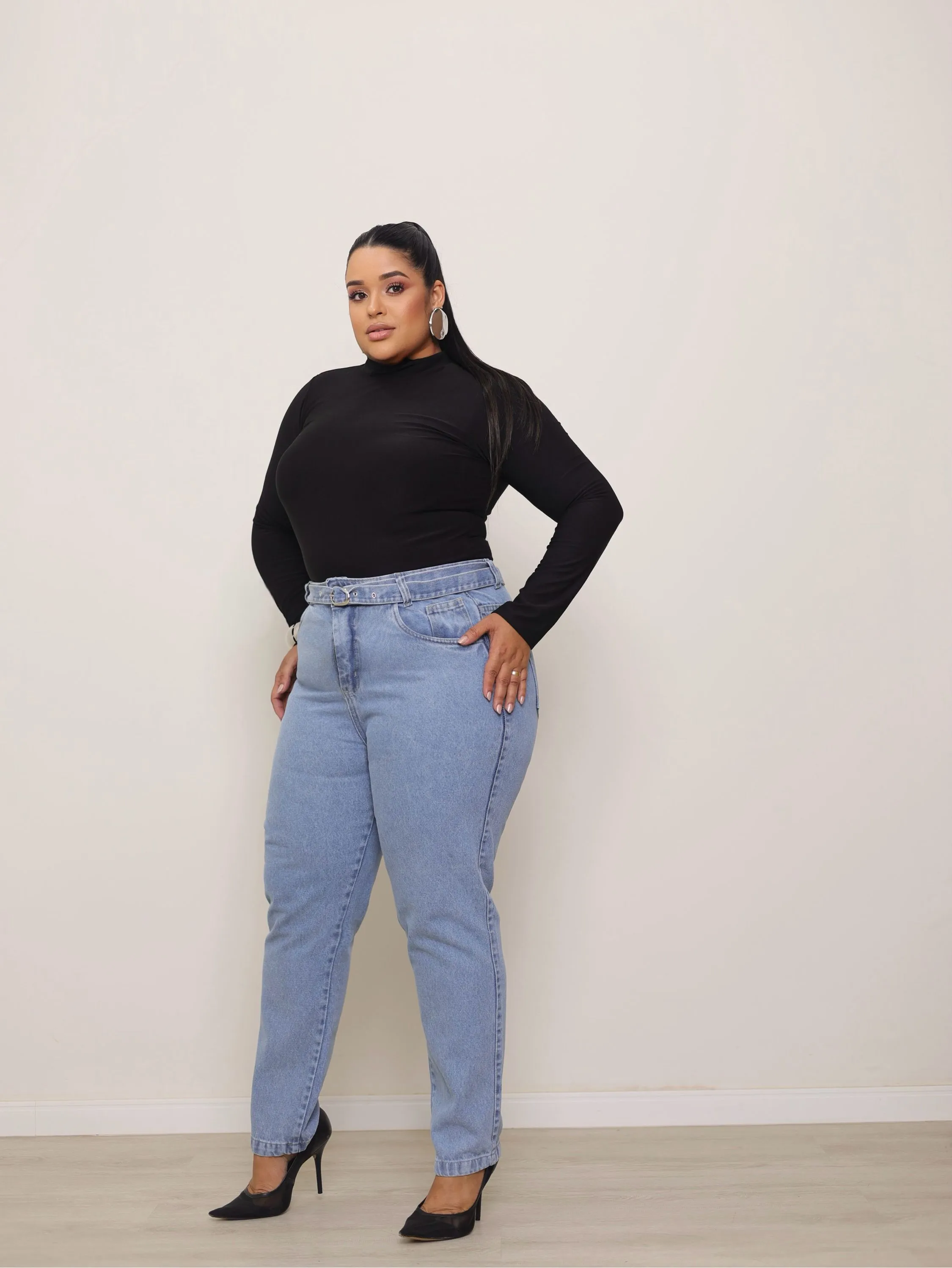 Calça mom jeans feminina plus size com cinto