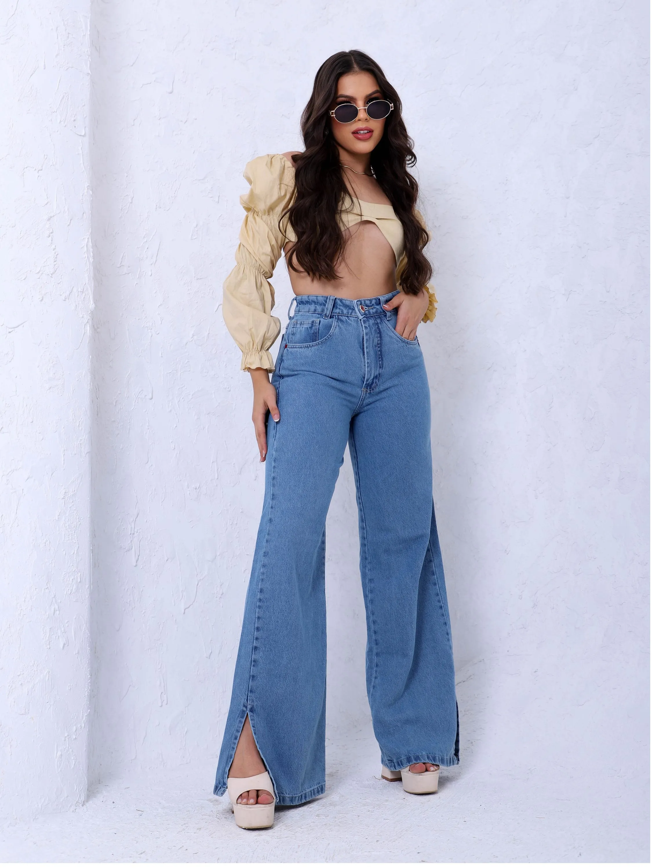 Calça wide leg jeans feminina com abertura