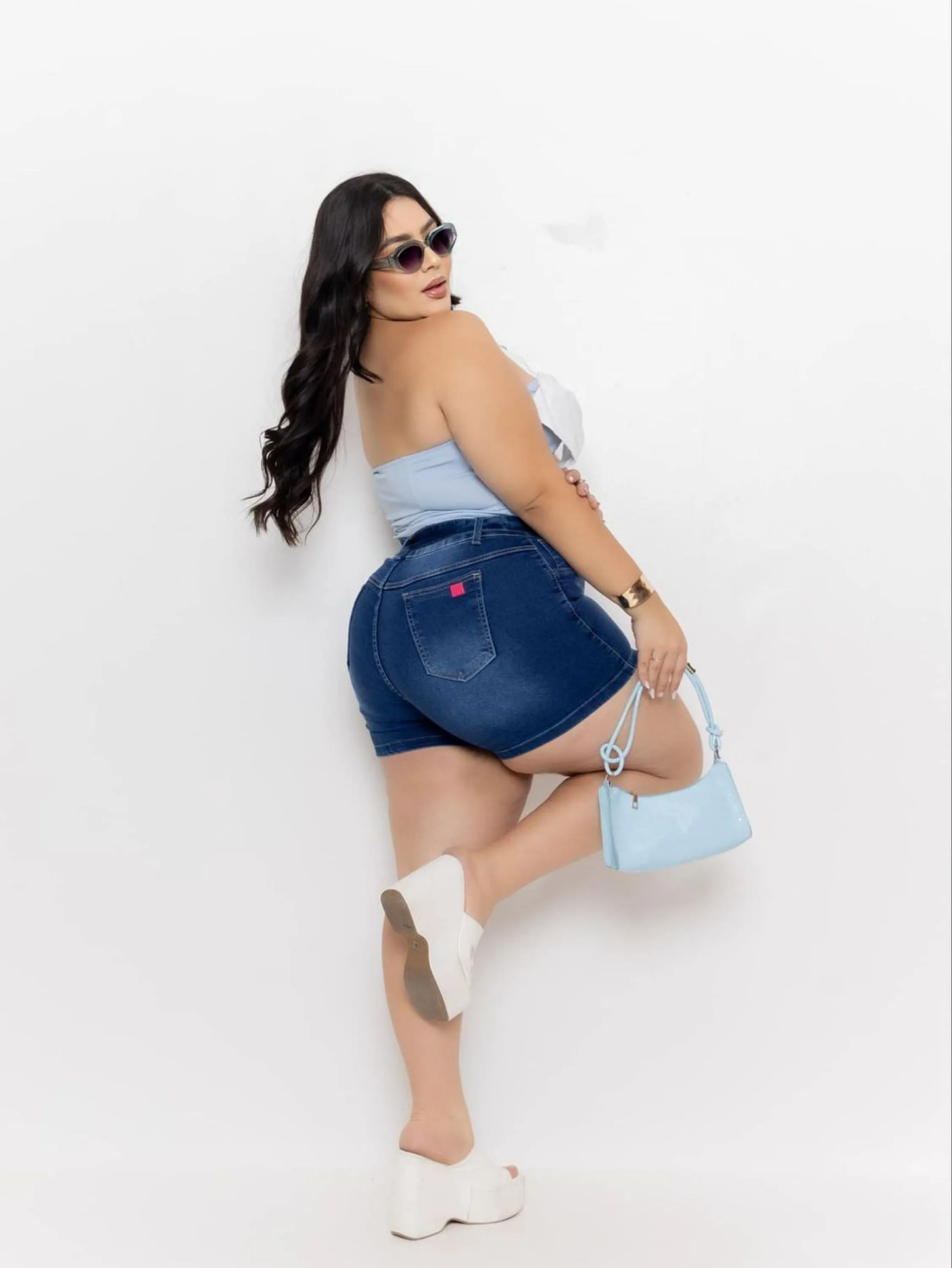 Short jeans feminino plus size com cinto