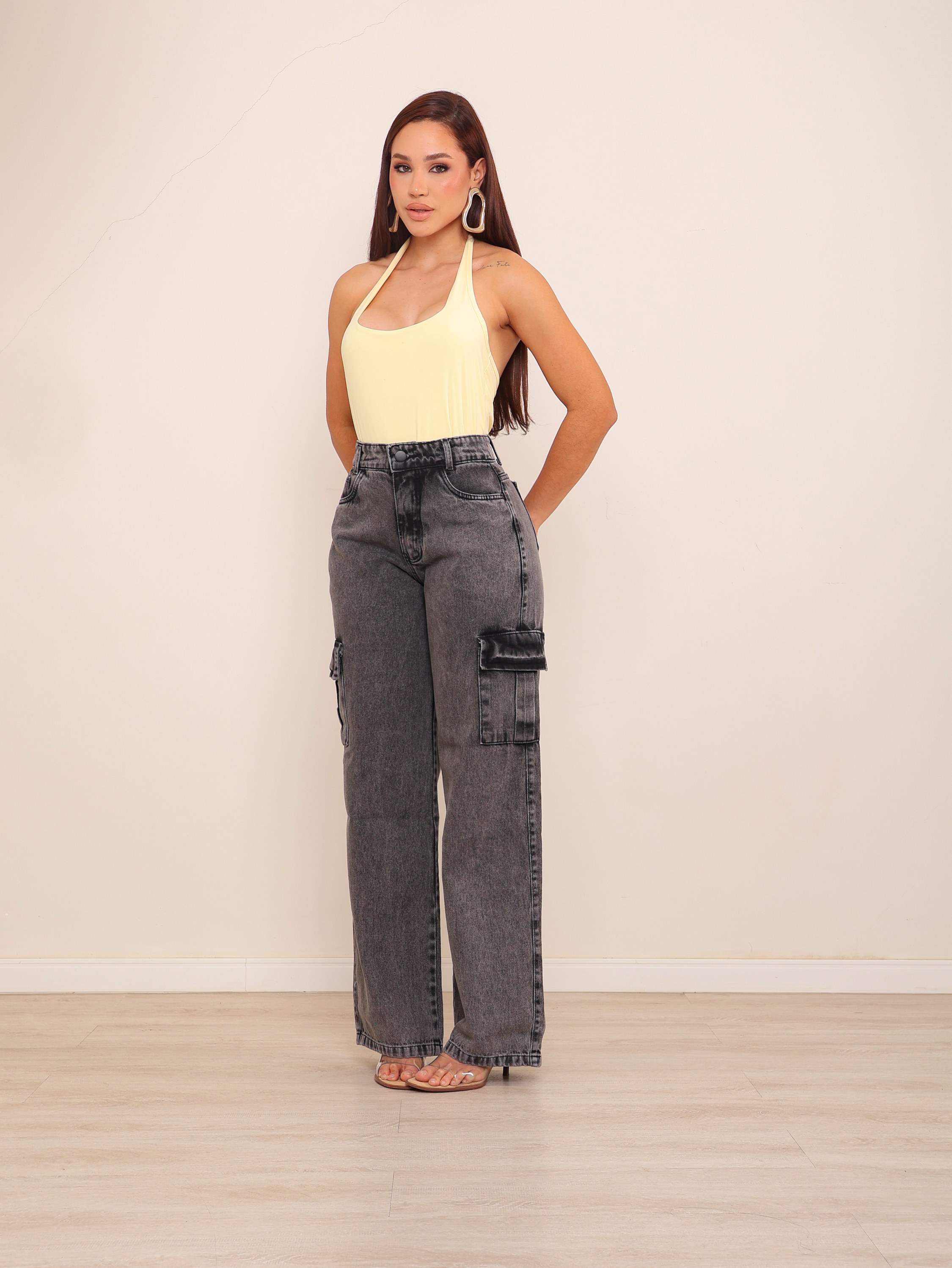 Calça wide leg cargo jeans feminina