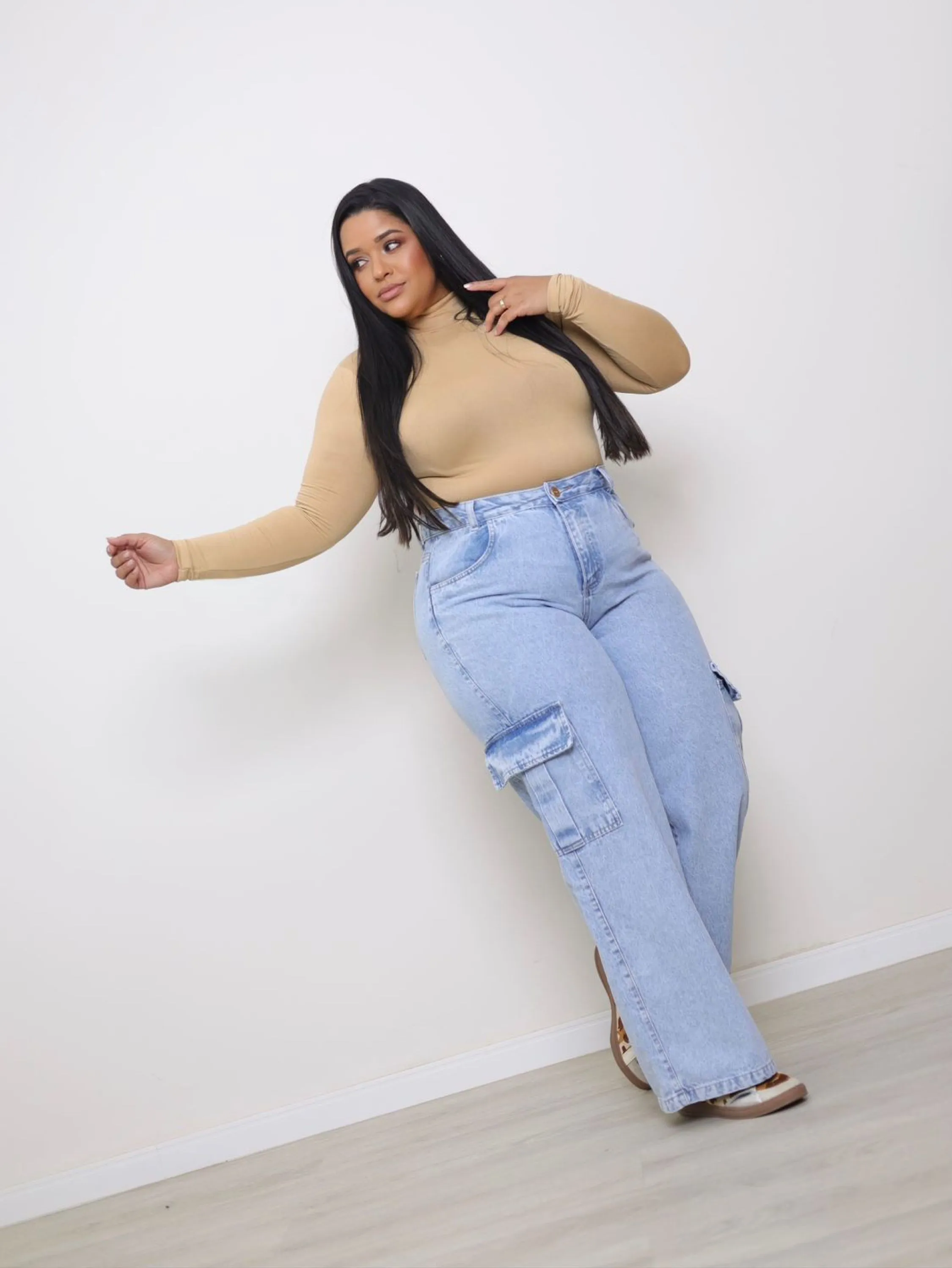 Calça wide leg cargo jeans feminina plus size