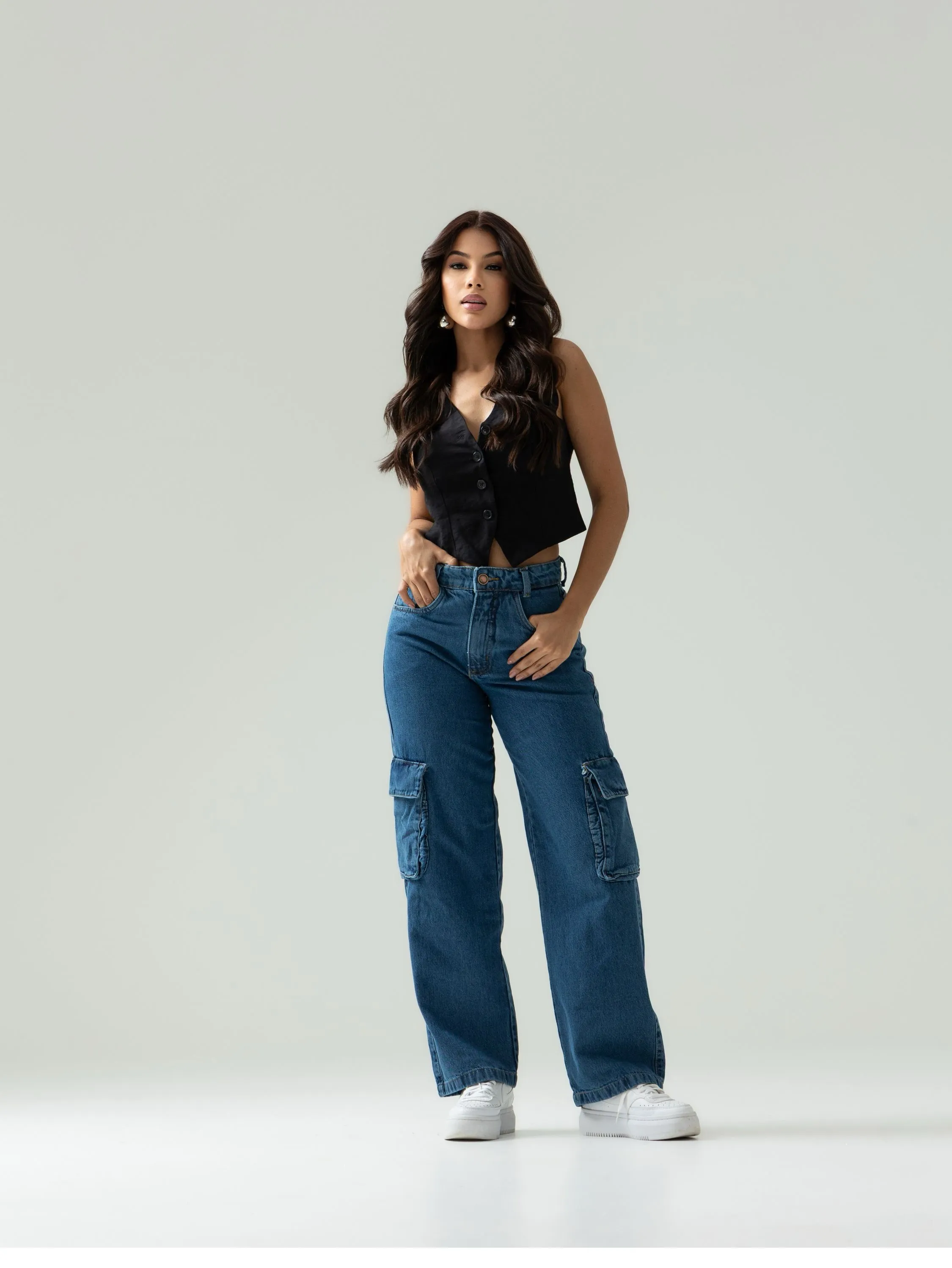 Calça wide leg cargo jeans feminina