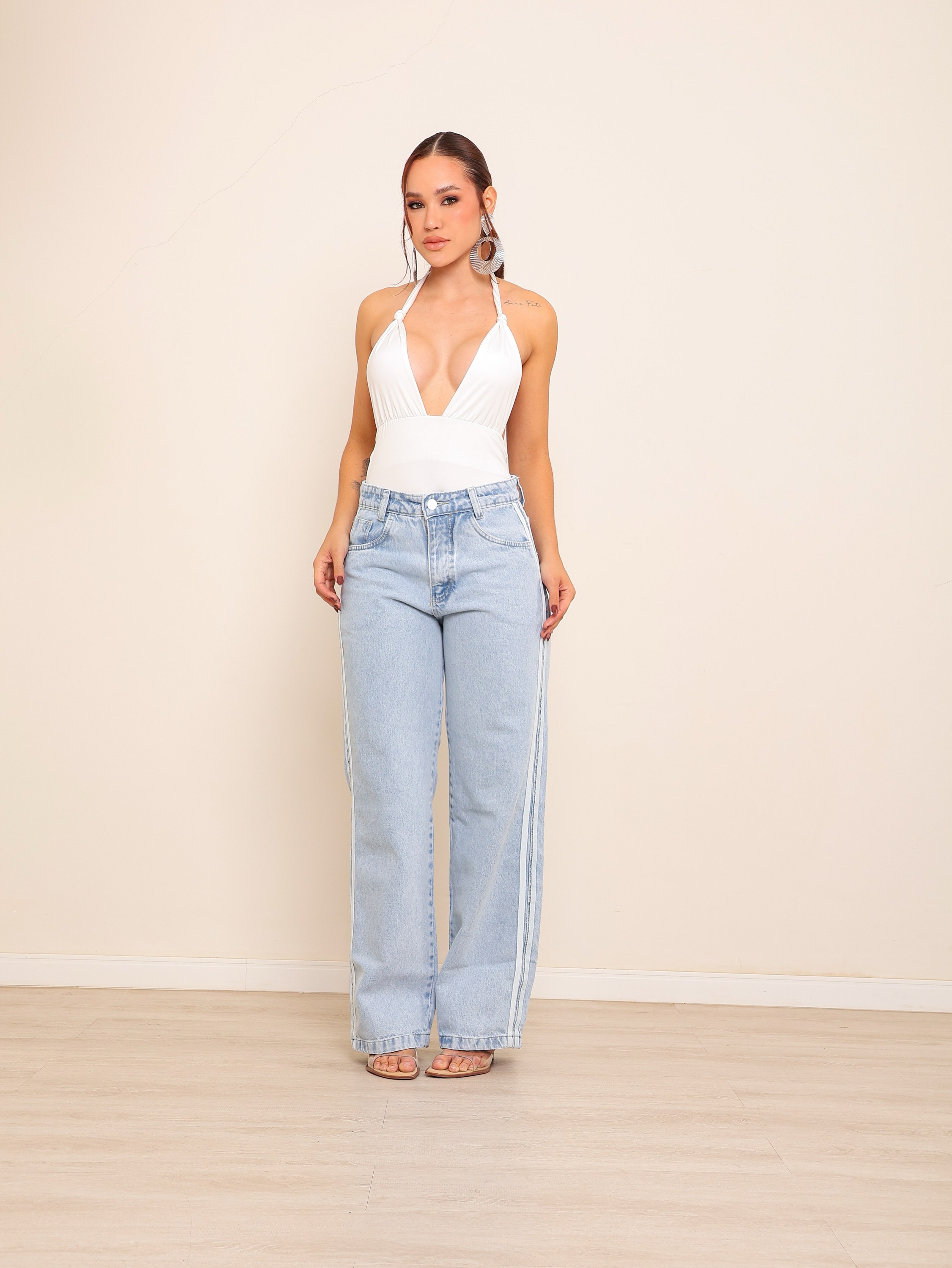 Calça wide leg jeans feminina com linhas brancas