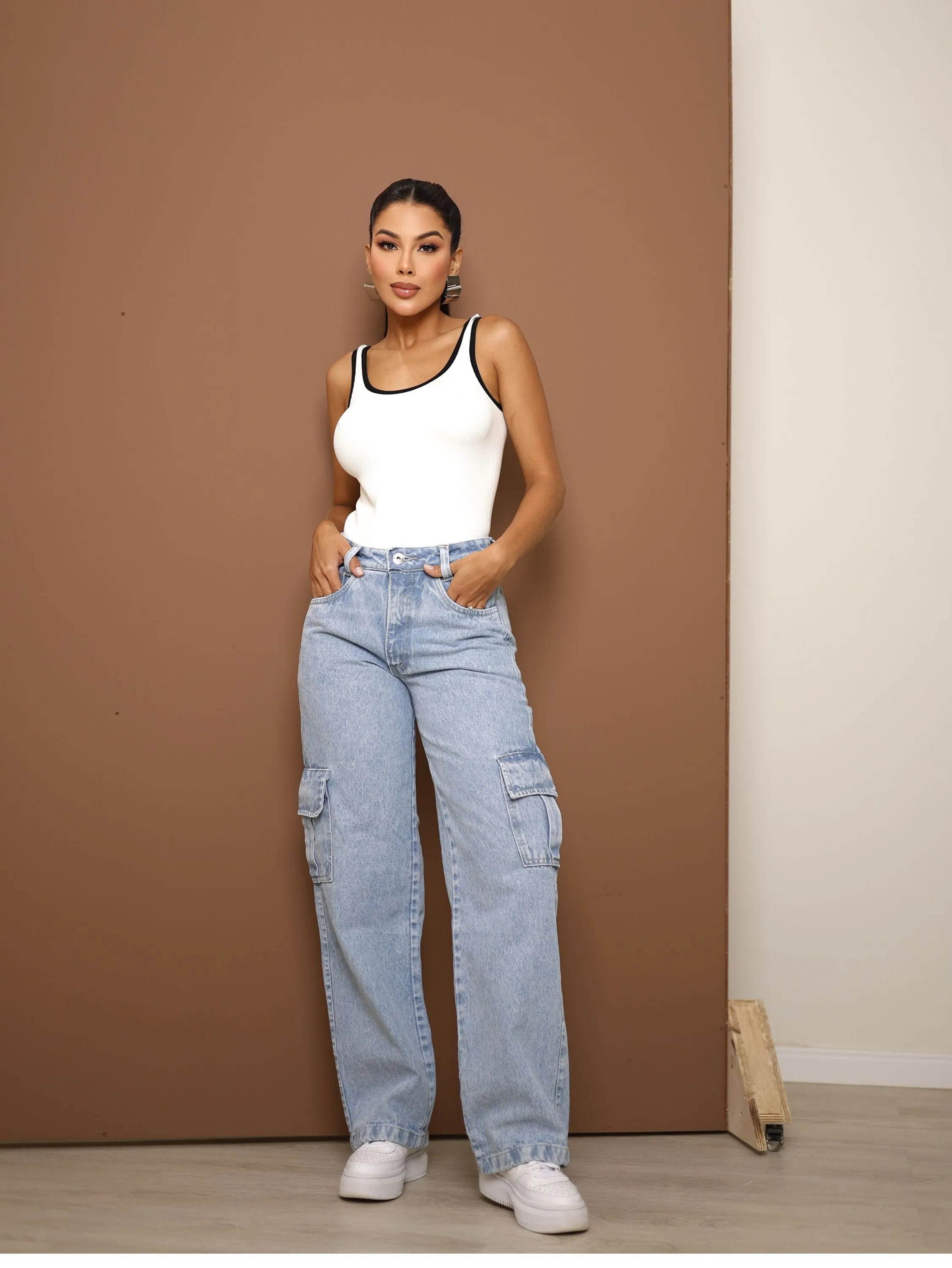 Calça wide leg cargo jeans feminina