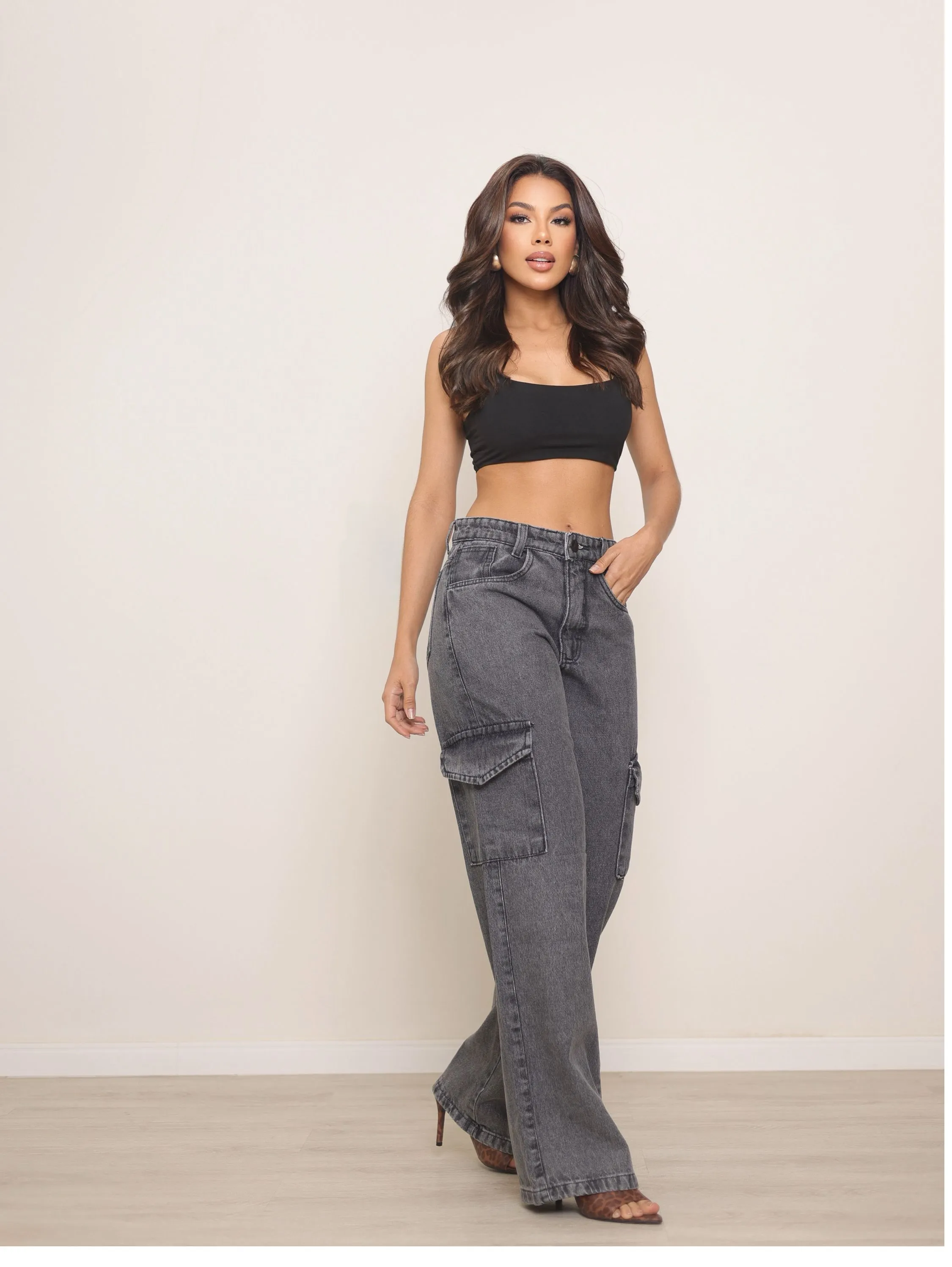Calça wide leg cargo jeans feminina