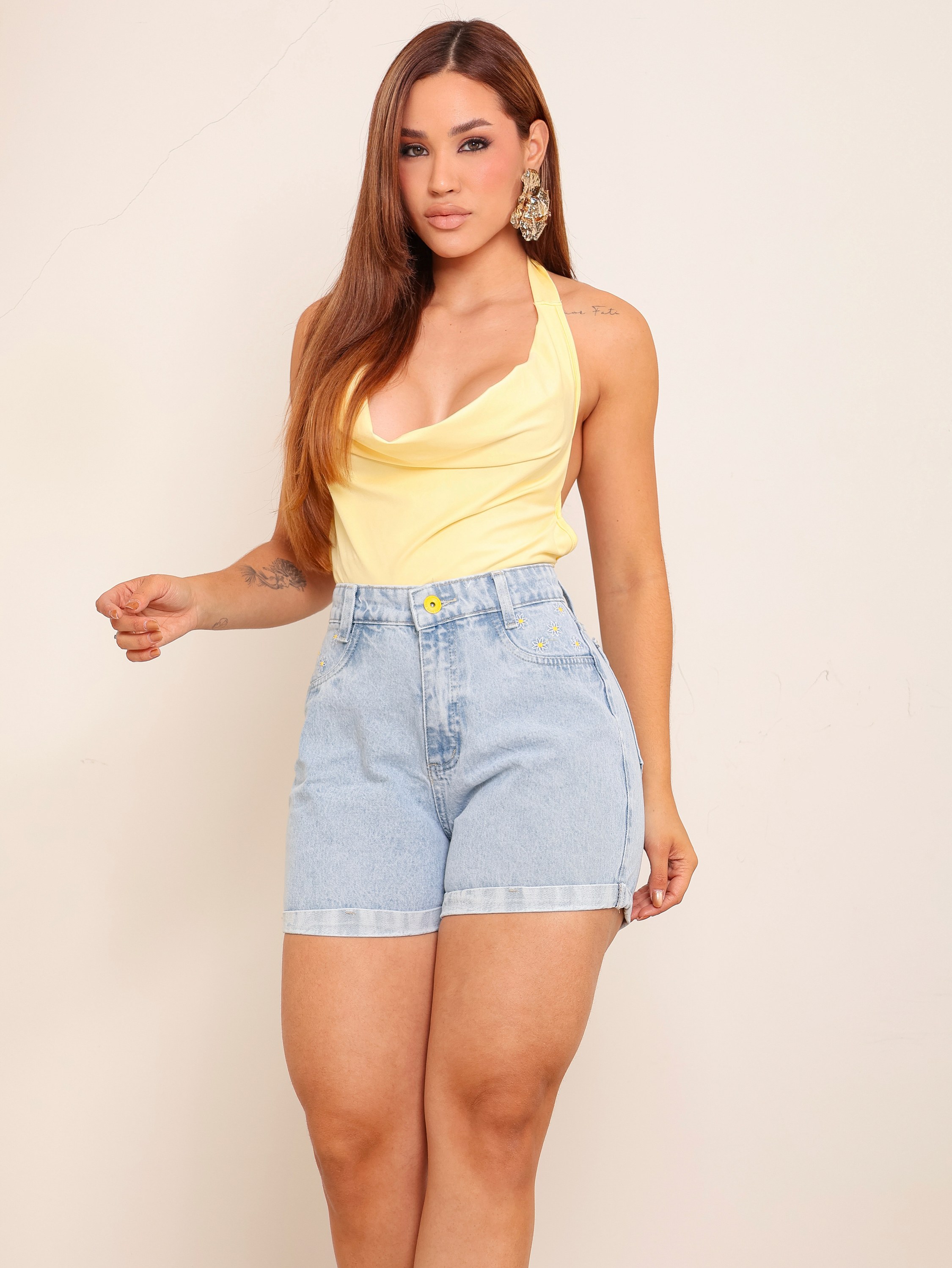 Short jeans feminino bordado