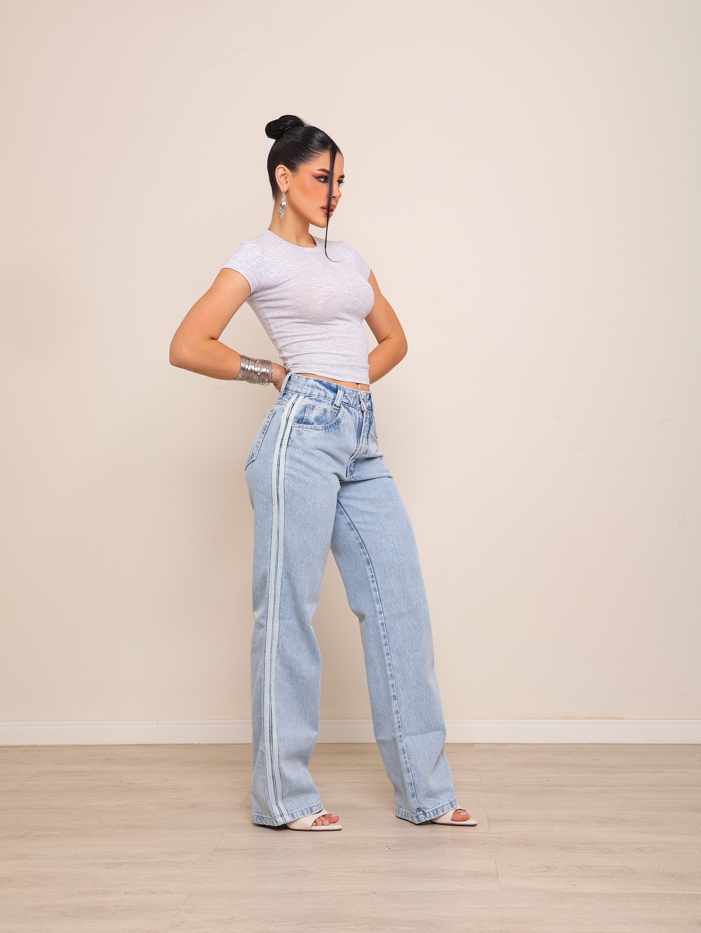 Calça wide leg jeans feminina com linha branca dos lados