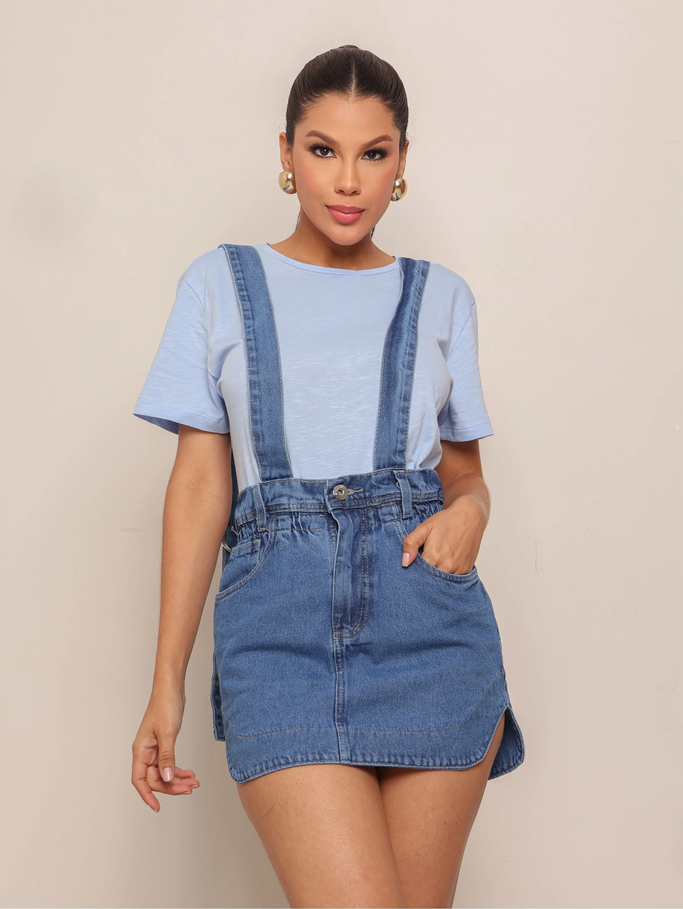 Jardineira jeans feminina