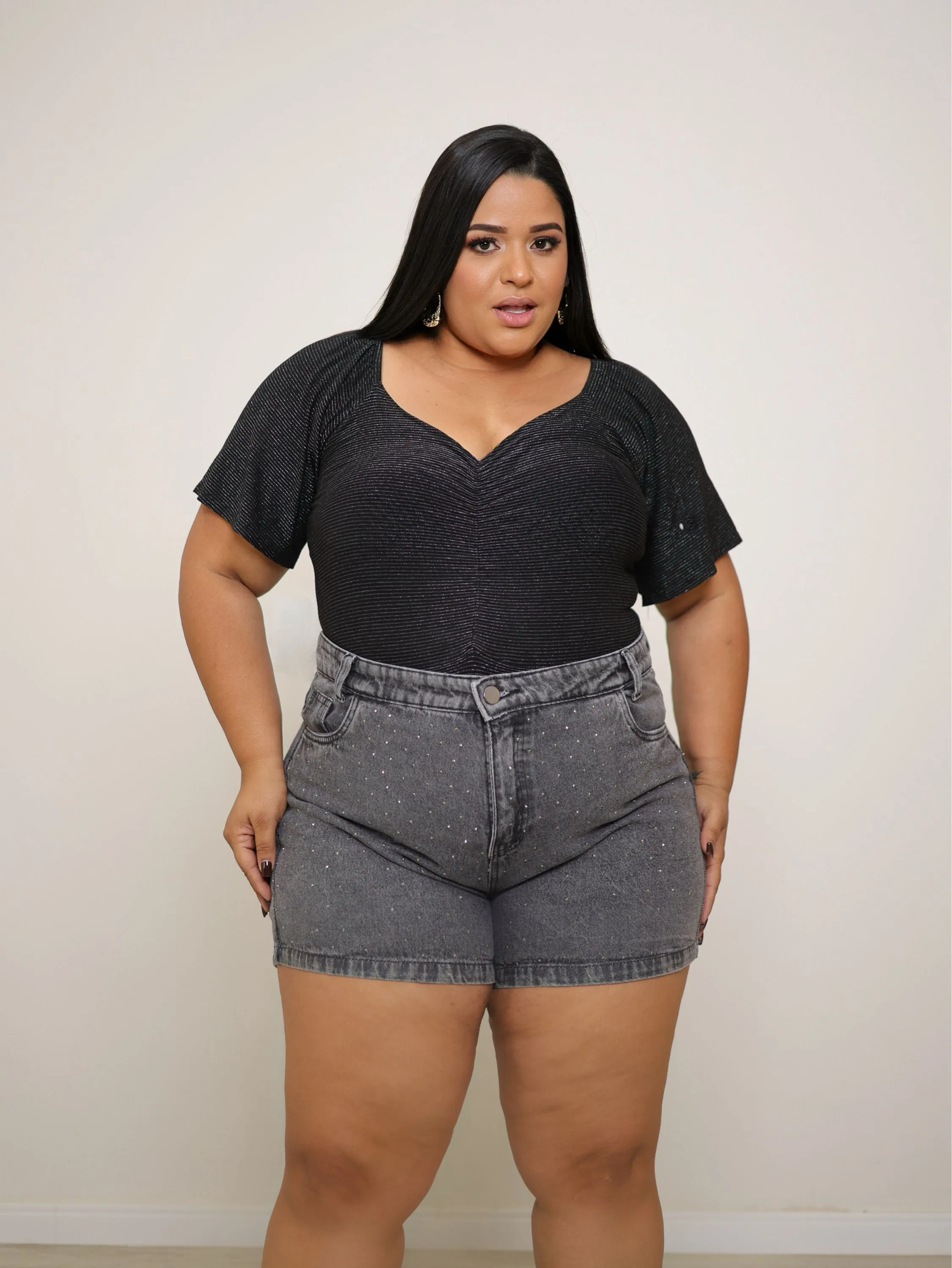 Short jeans feminino plus size de strass