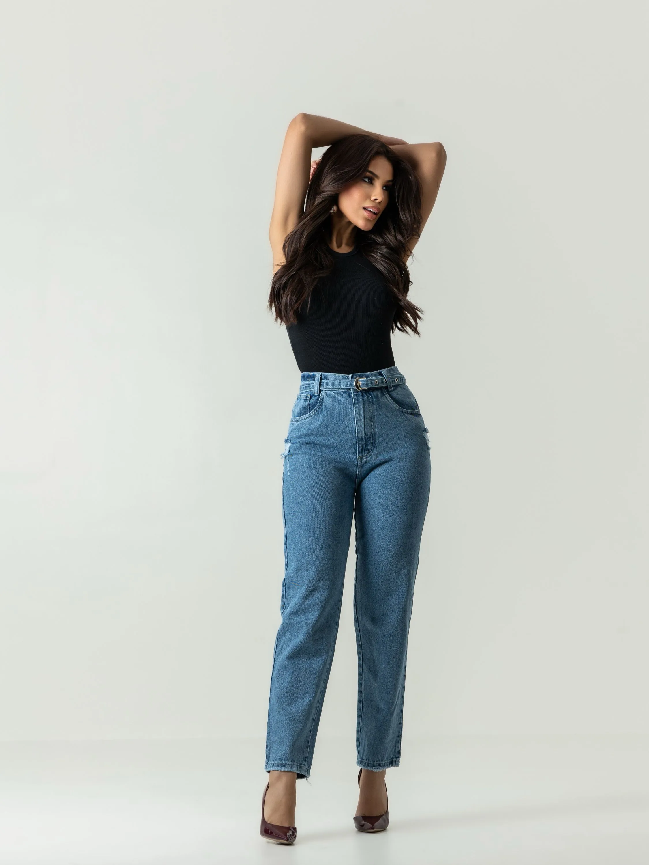 Calça Mom jeans feminina com cinto