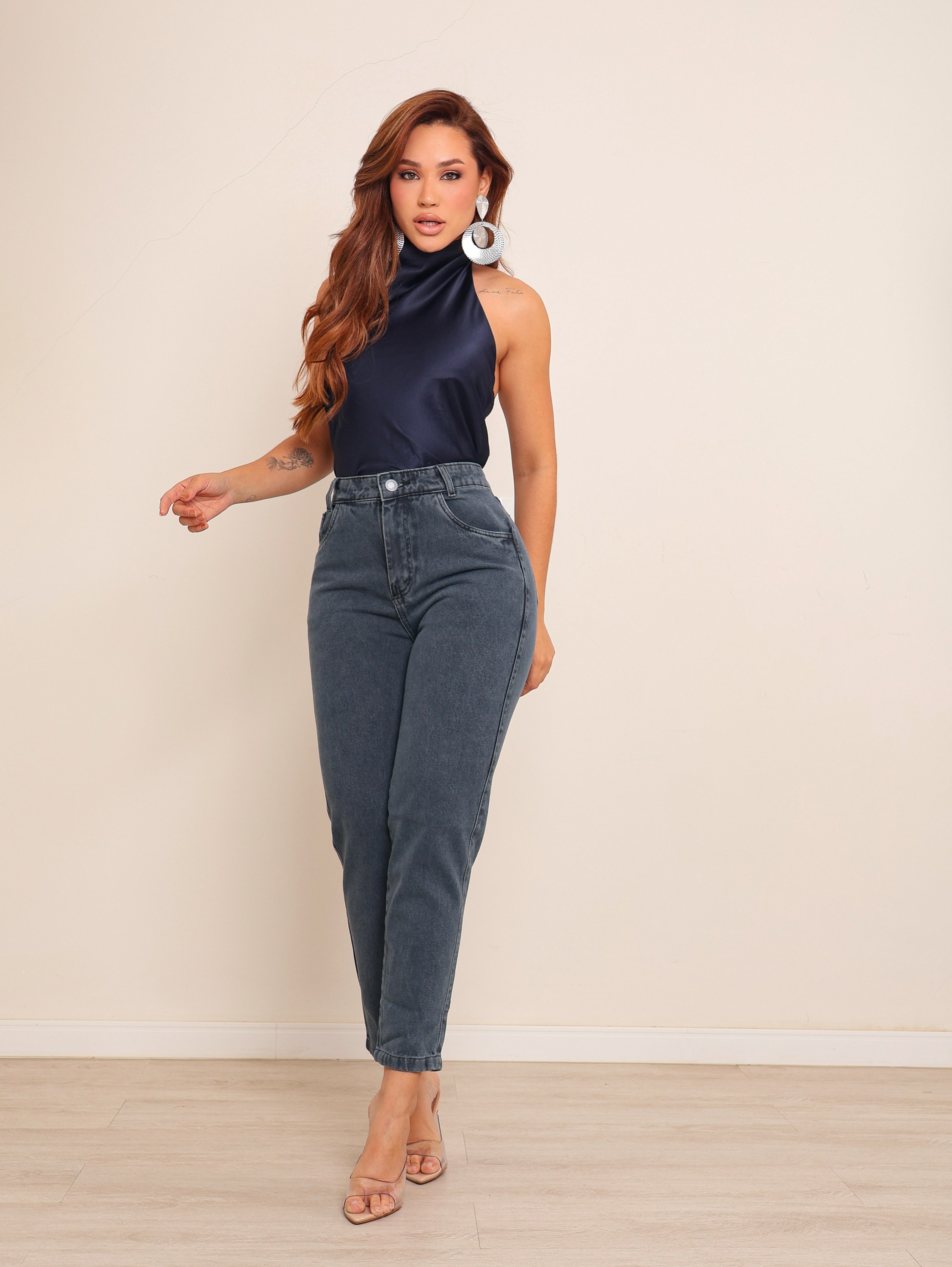 Calça mom jeans feminina lavagem deferente