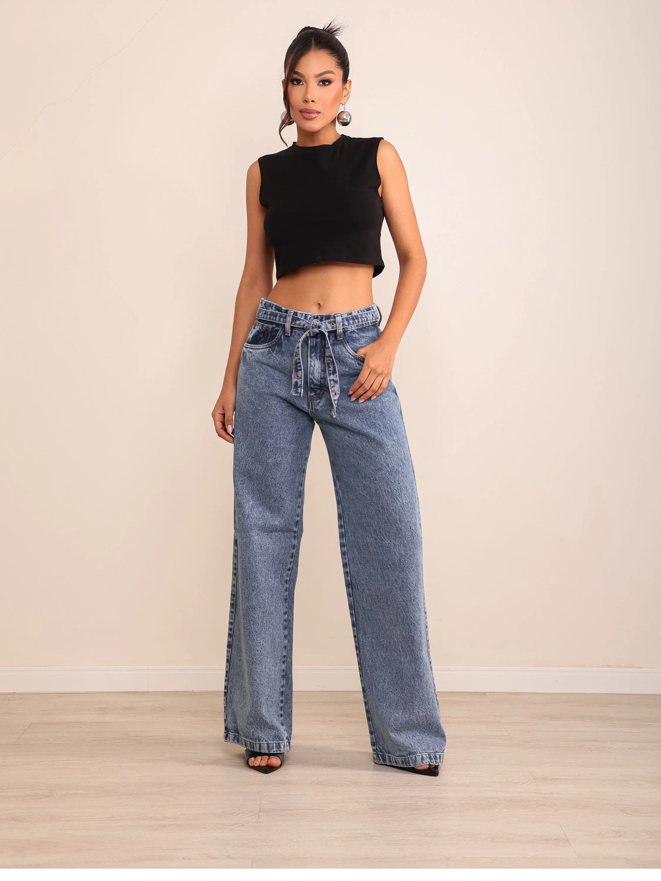 Calça wide leg jeans feminina com cordonzinho