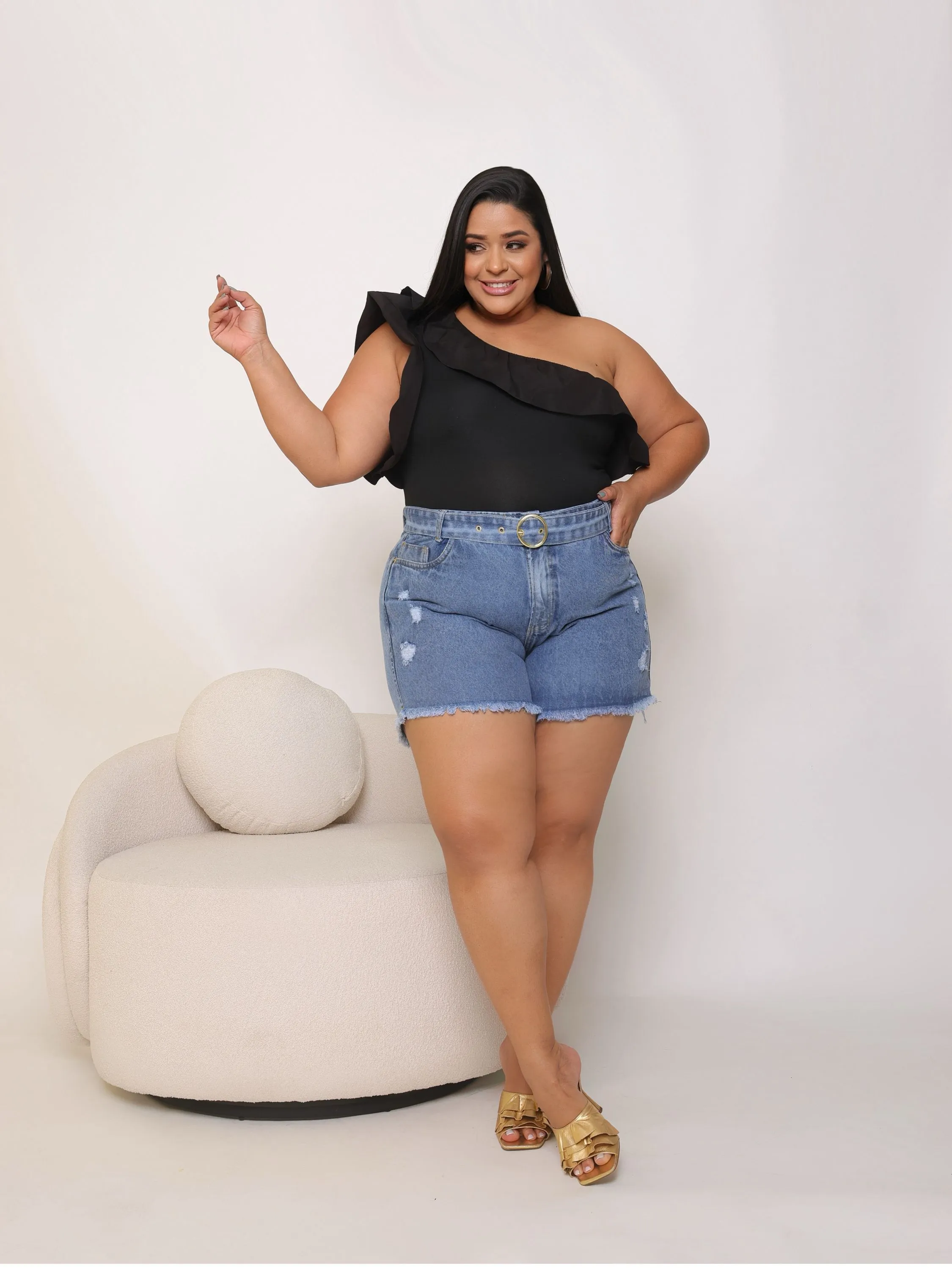 Short jeans feminino plus size com cinto