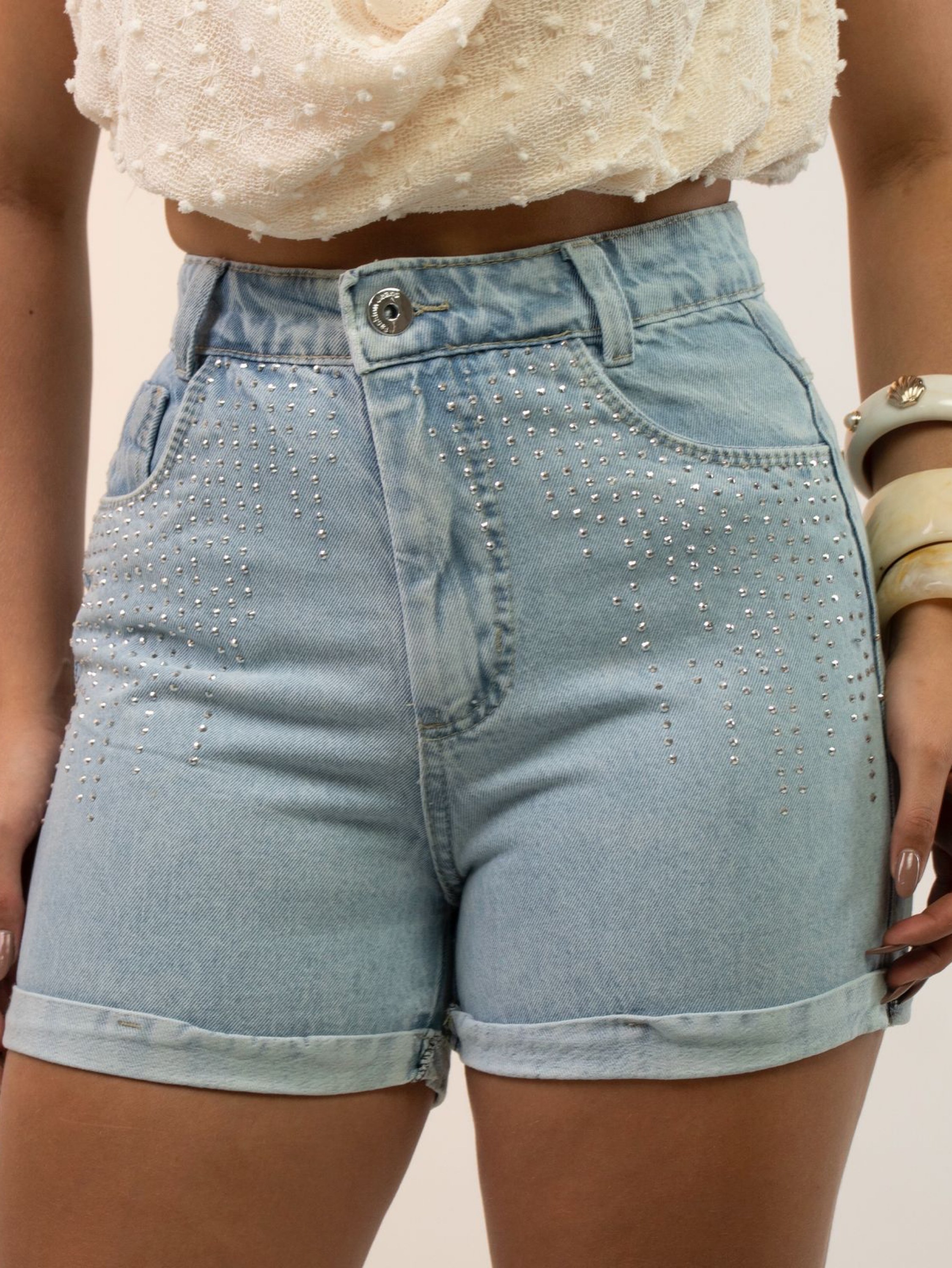 Short jeans feminino de strass