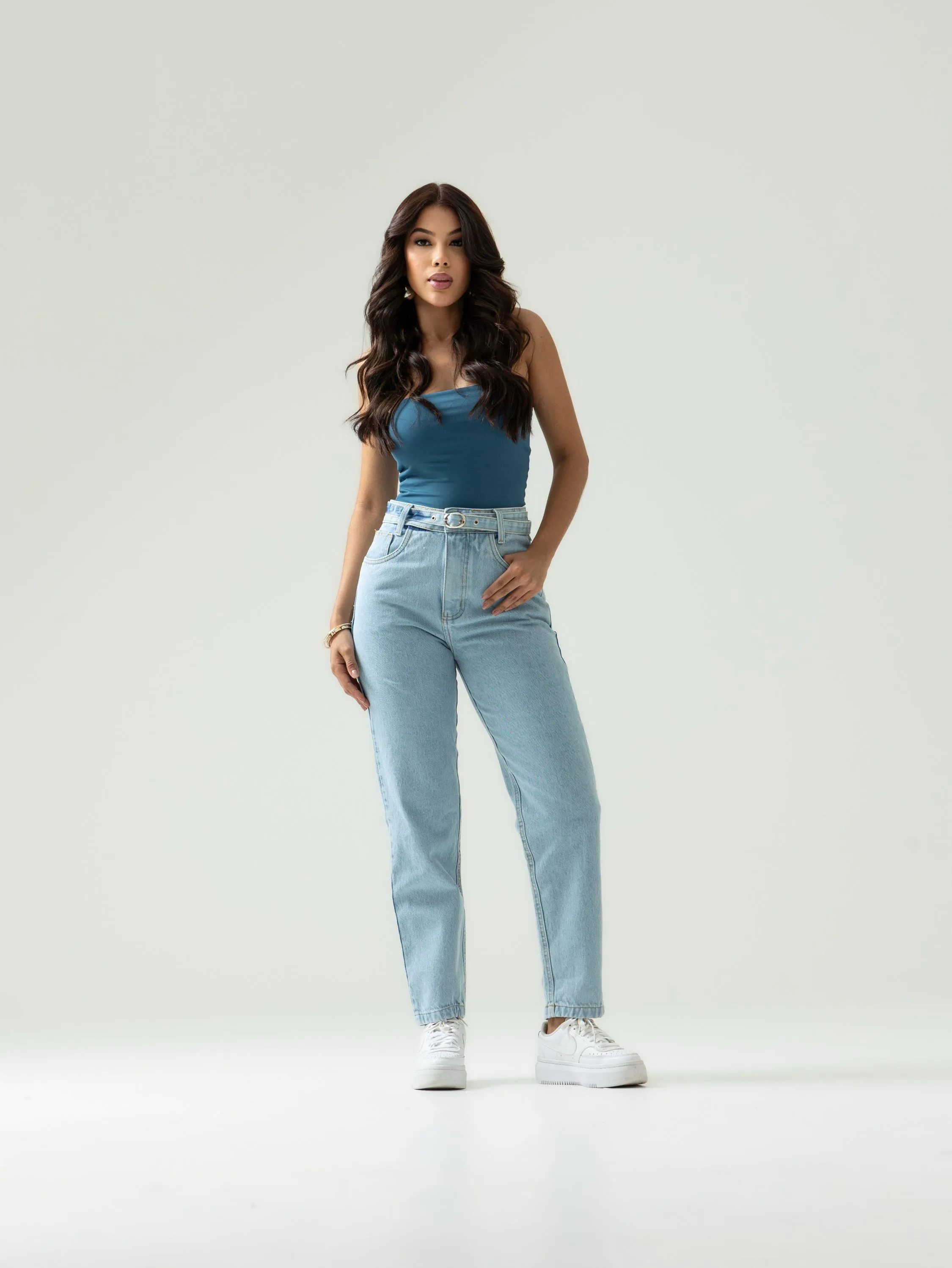 Calça Mom jeans feminina com cinto