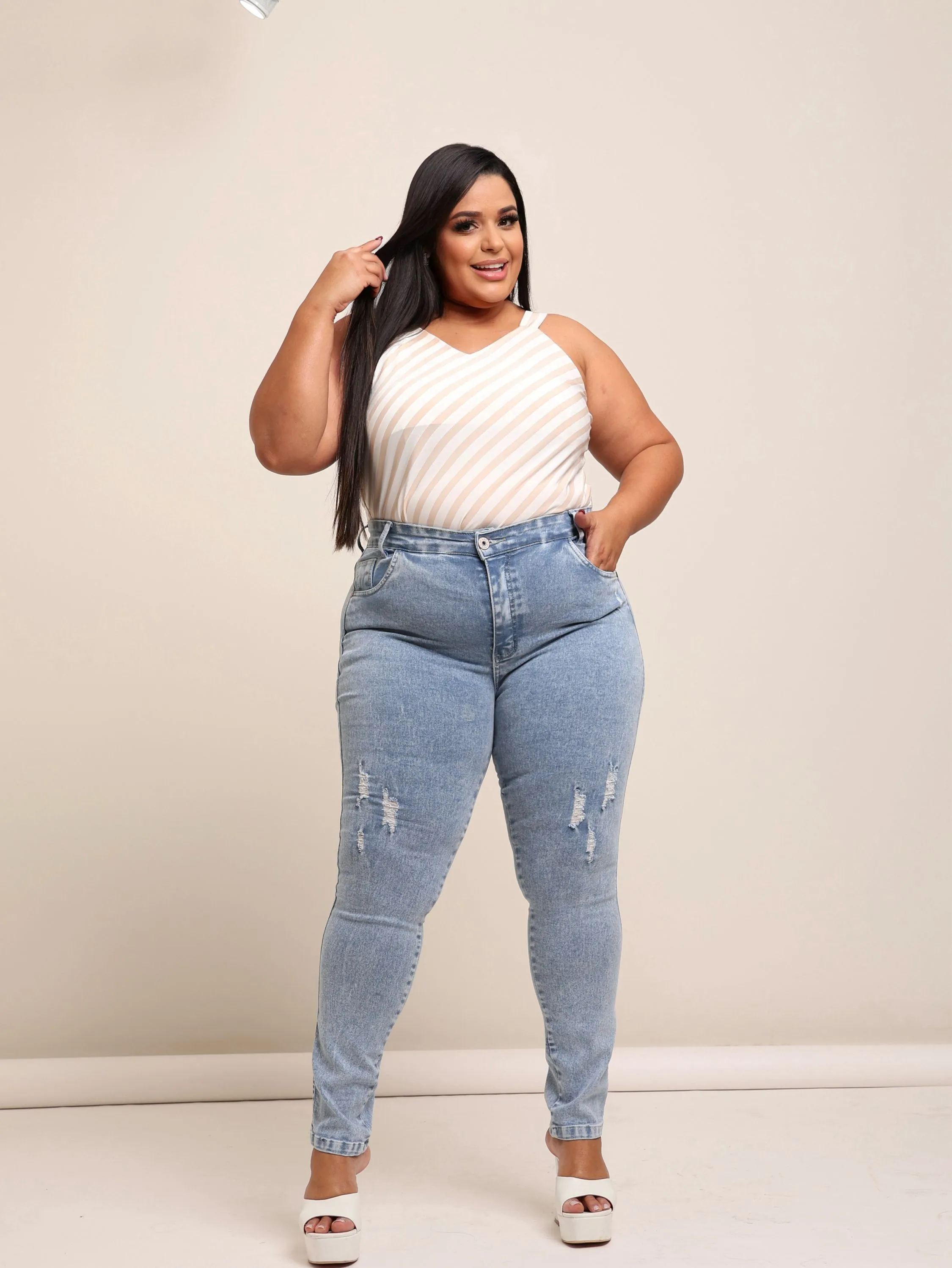 Calça skinny jeans feminina plus size.