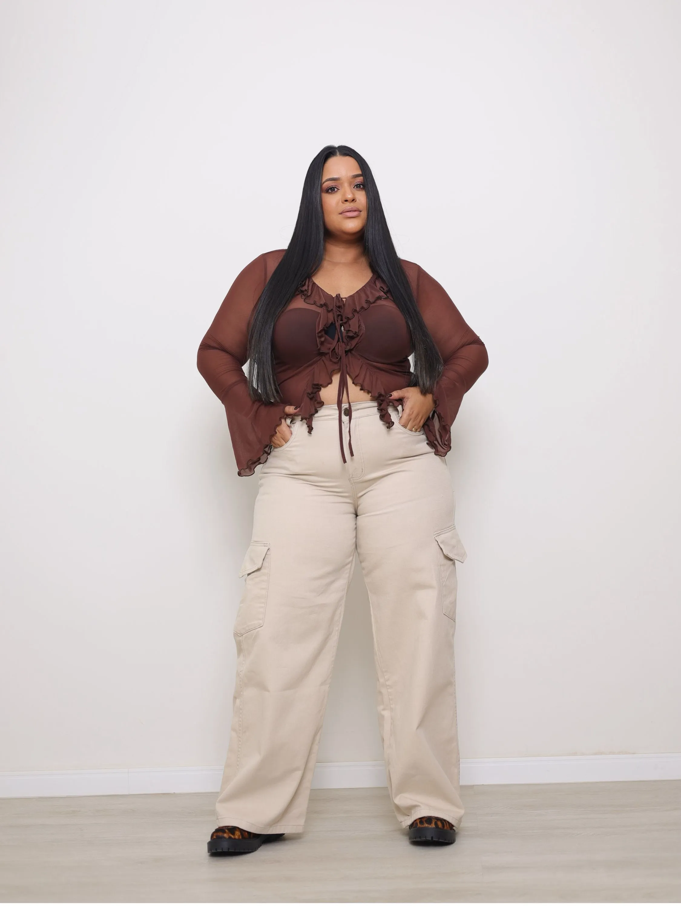 Calça wide leg cargo jeans feminina plus size