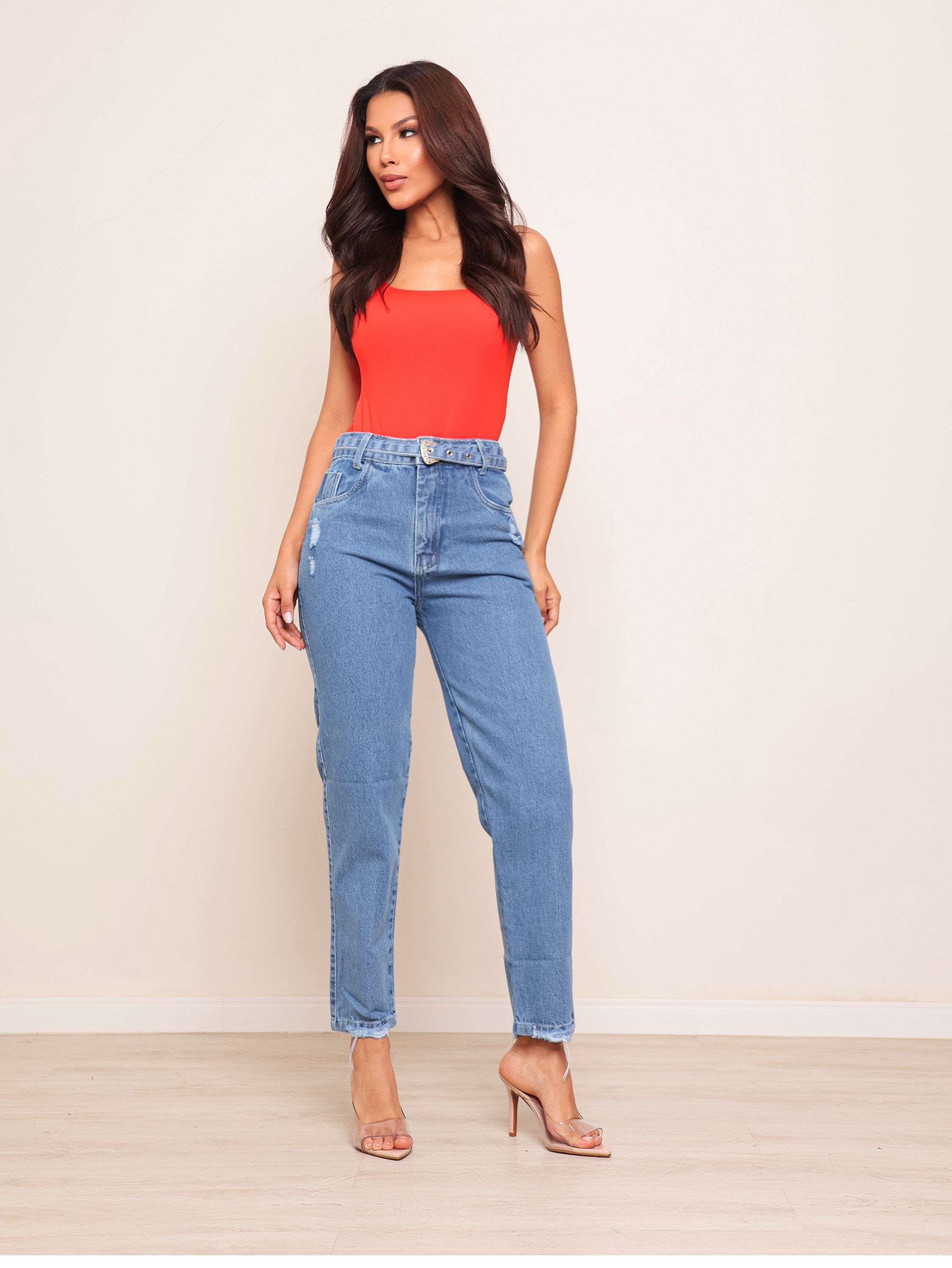 Calça mom jeans feminina com cinto