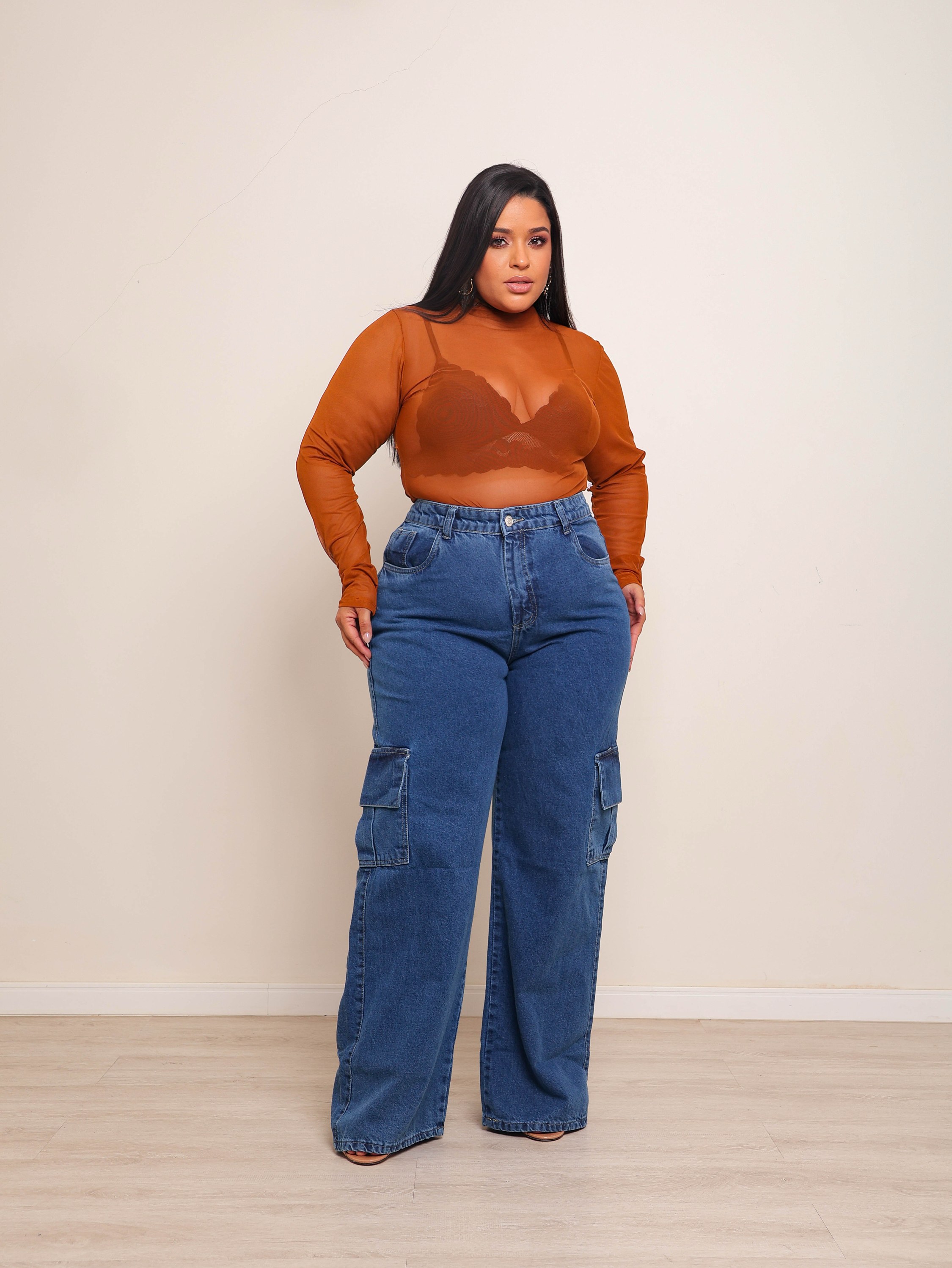 Calça wide leg cargo jeans feminina plus size