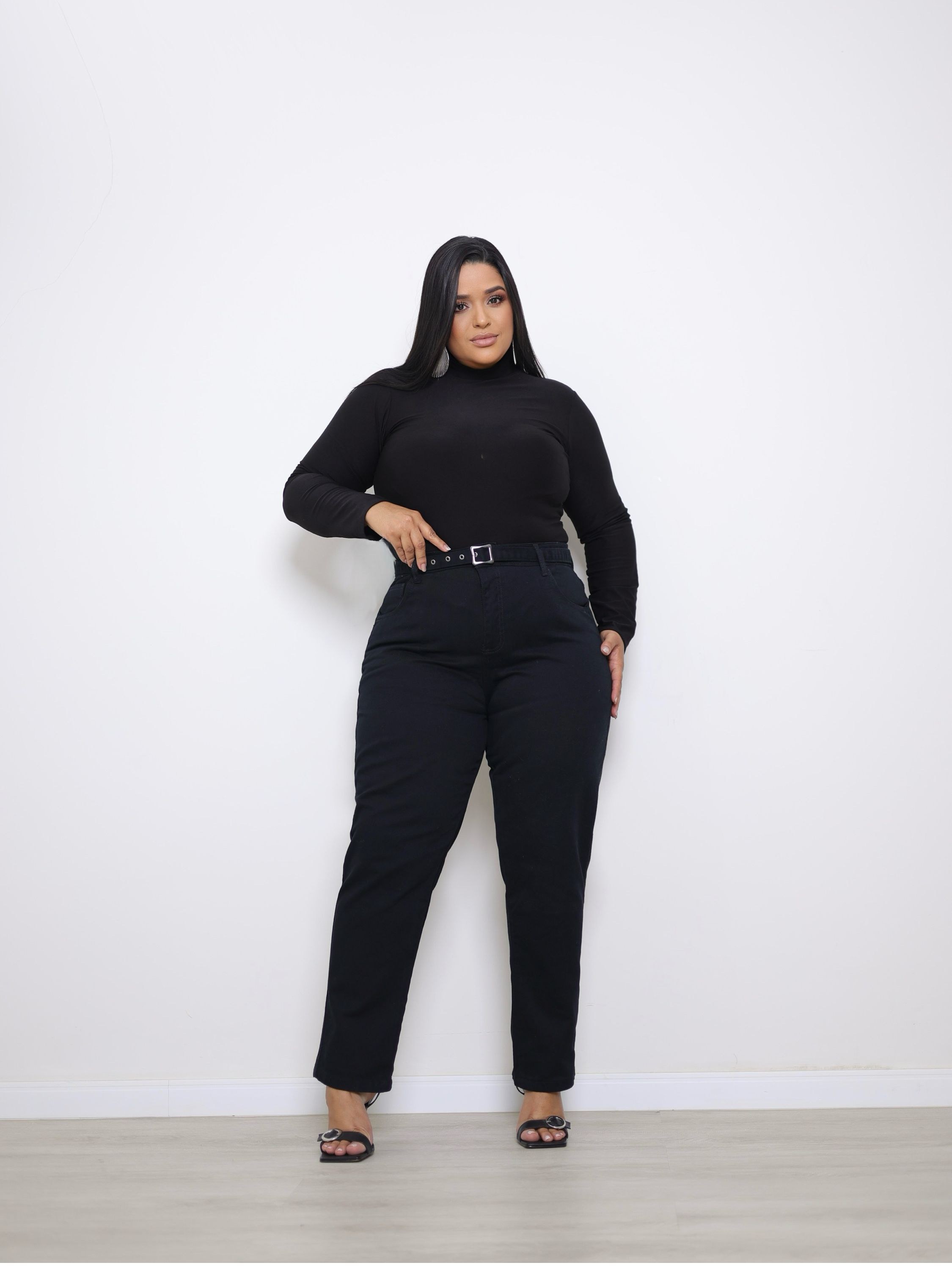 Calça mom jeans feminina plus size com cinto