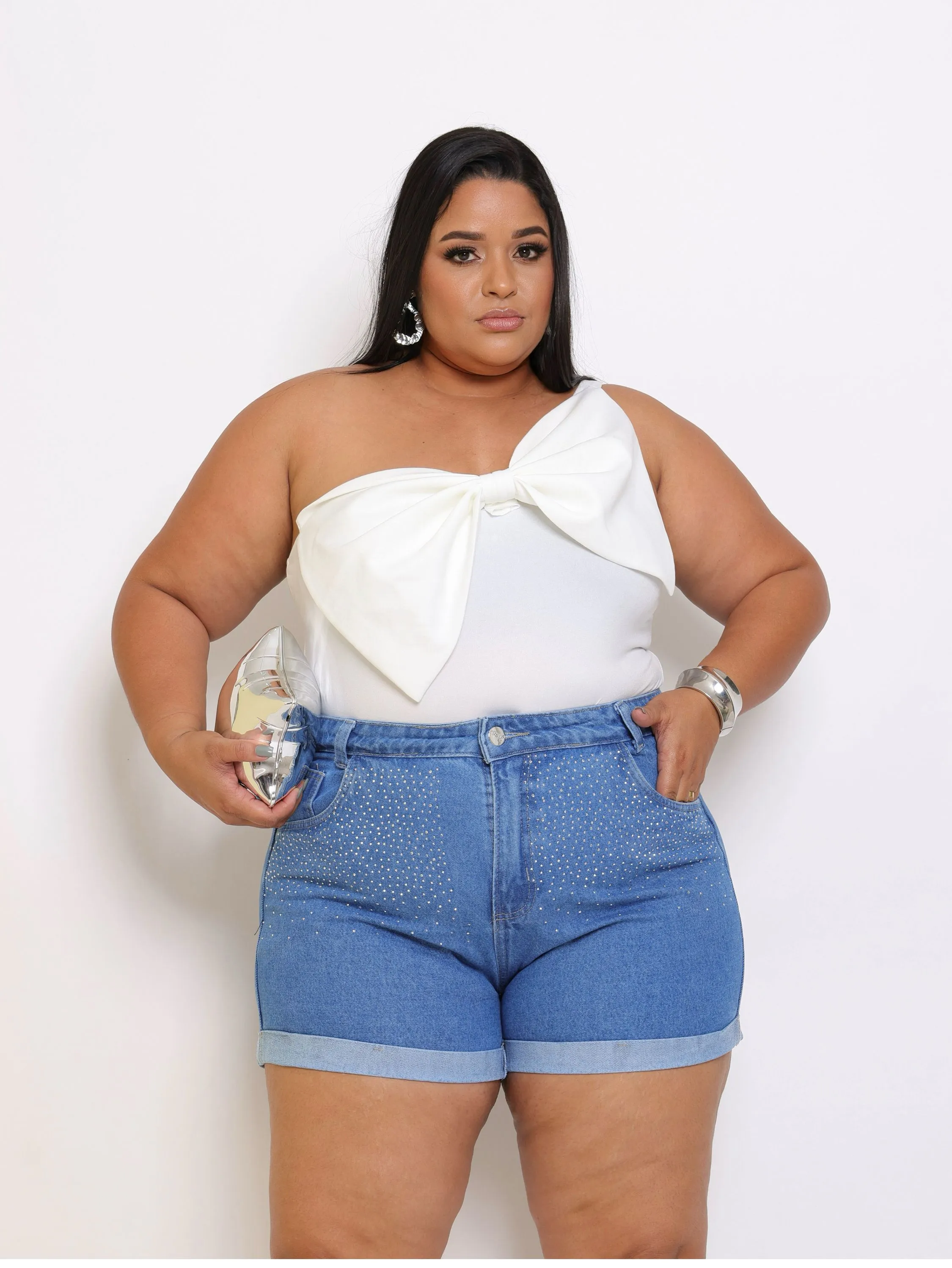 Short jeans feminino plus size de strass