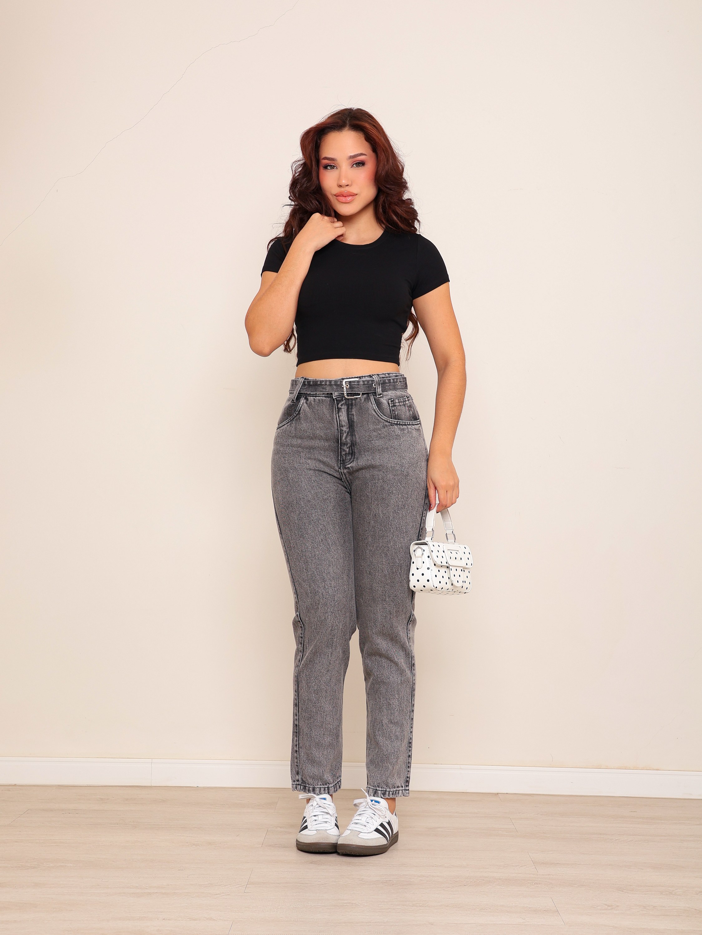 Calça mom jeans feminina com cinto