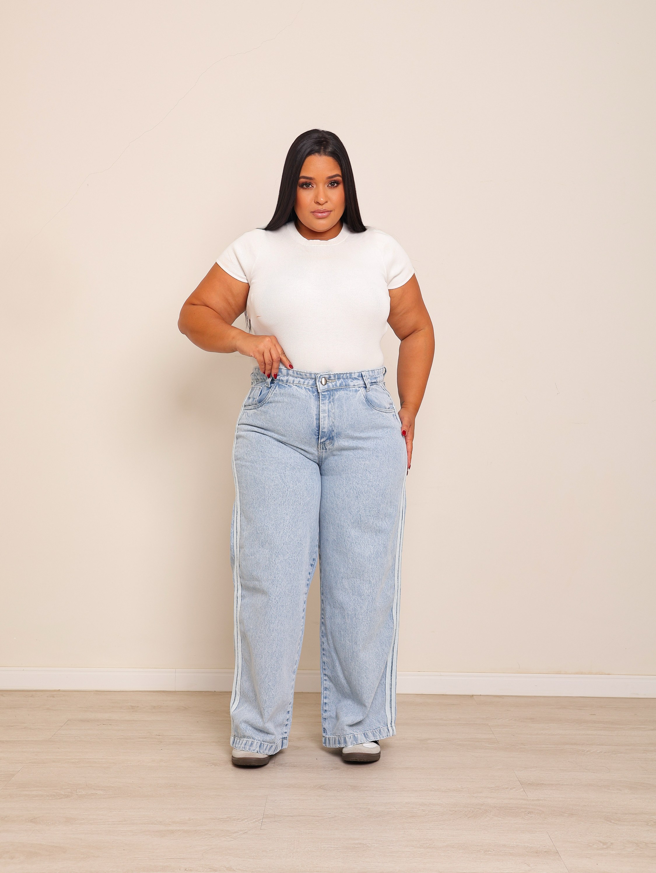 Calça wide leg jeans plus size de linhas brancas dos lados
