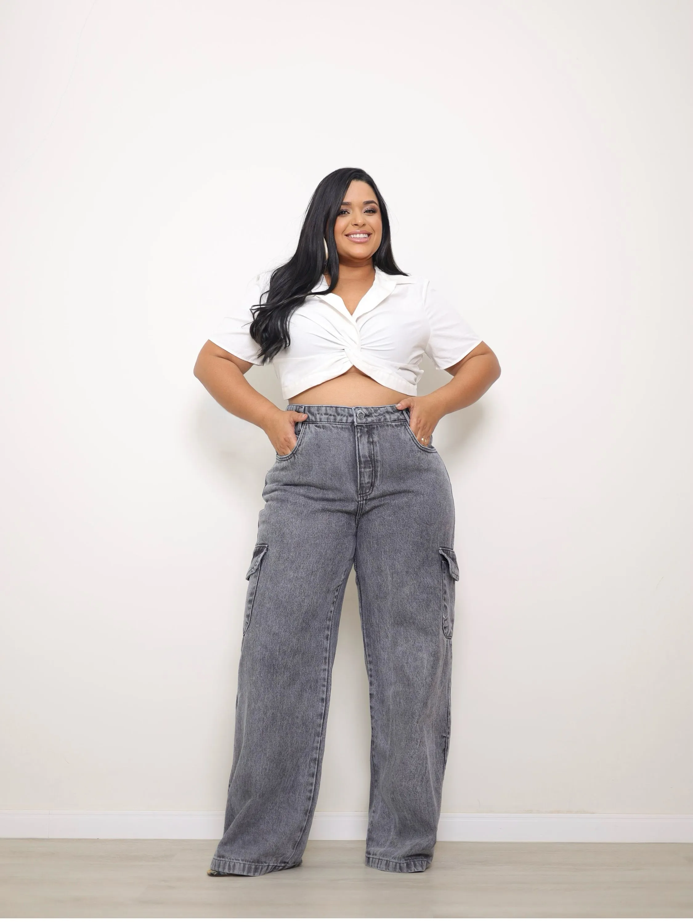 Calça wide leg cargo jeans feminina plus size