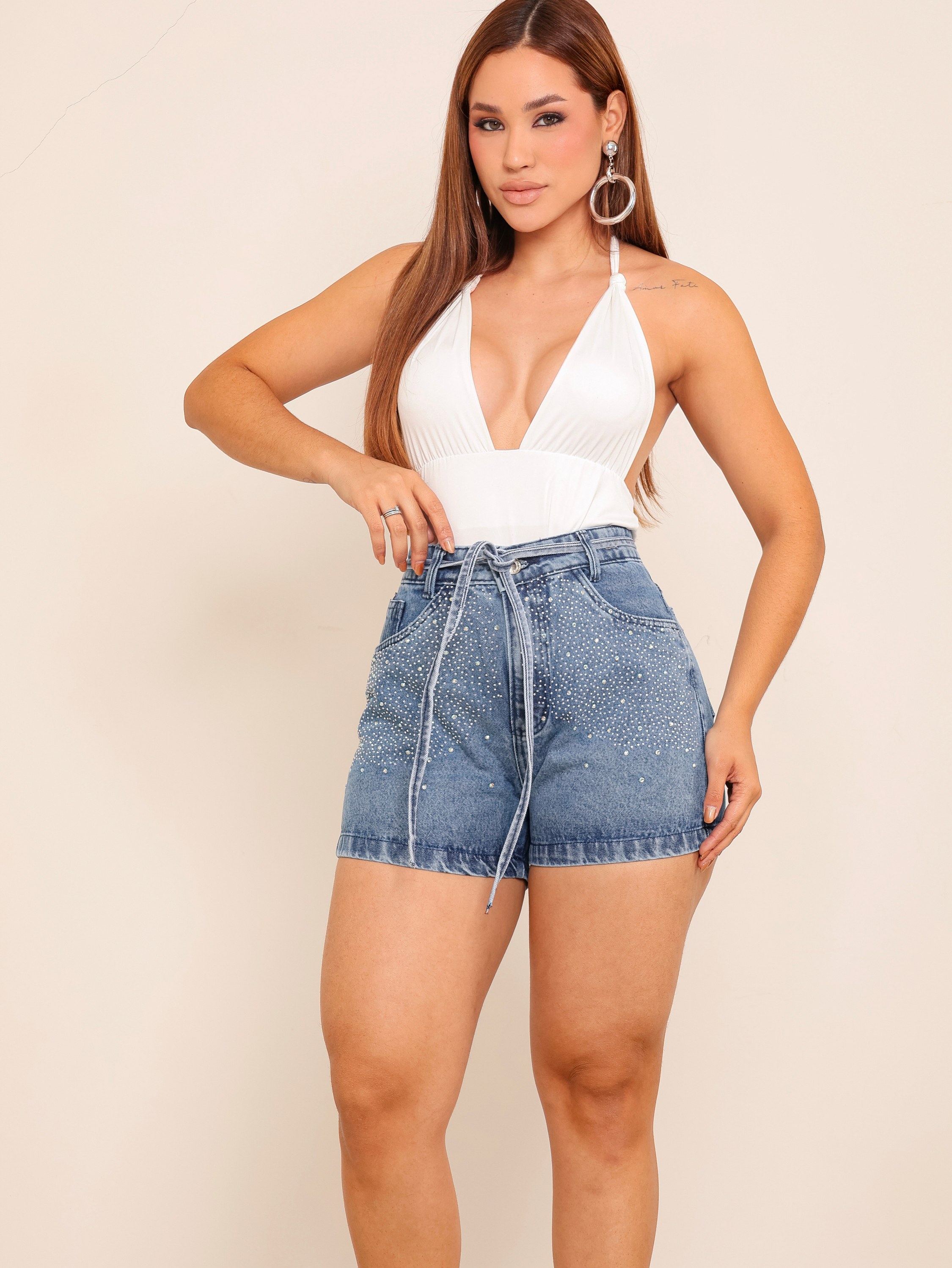 Short jeans feminino de strass com cordonzinho