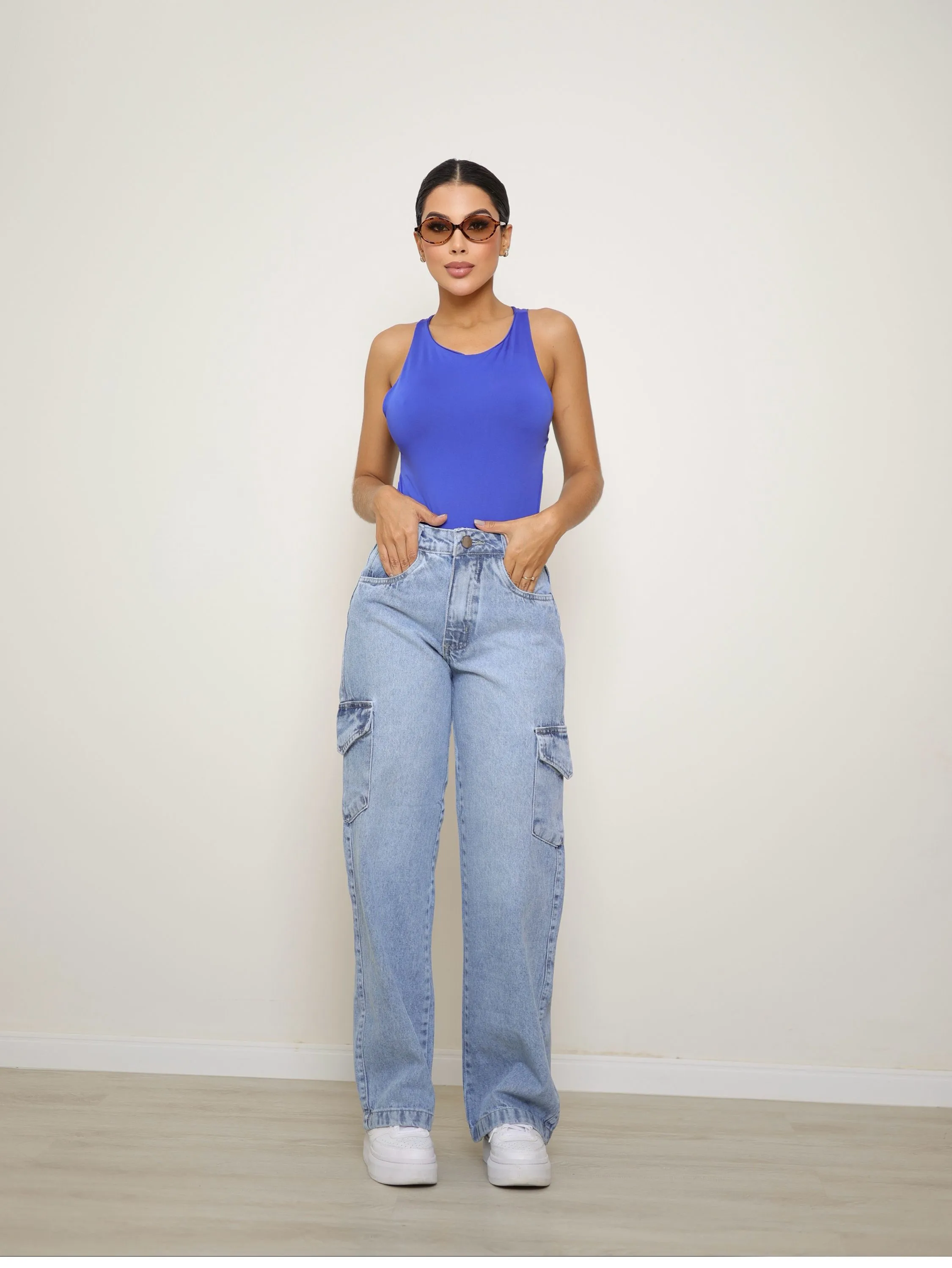 Calça wide leg cargo jeans feminina