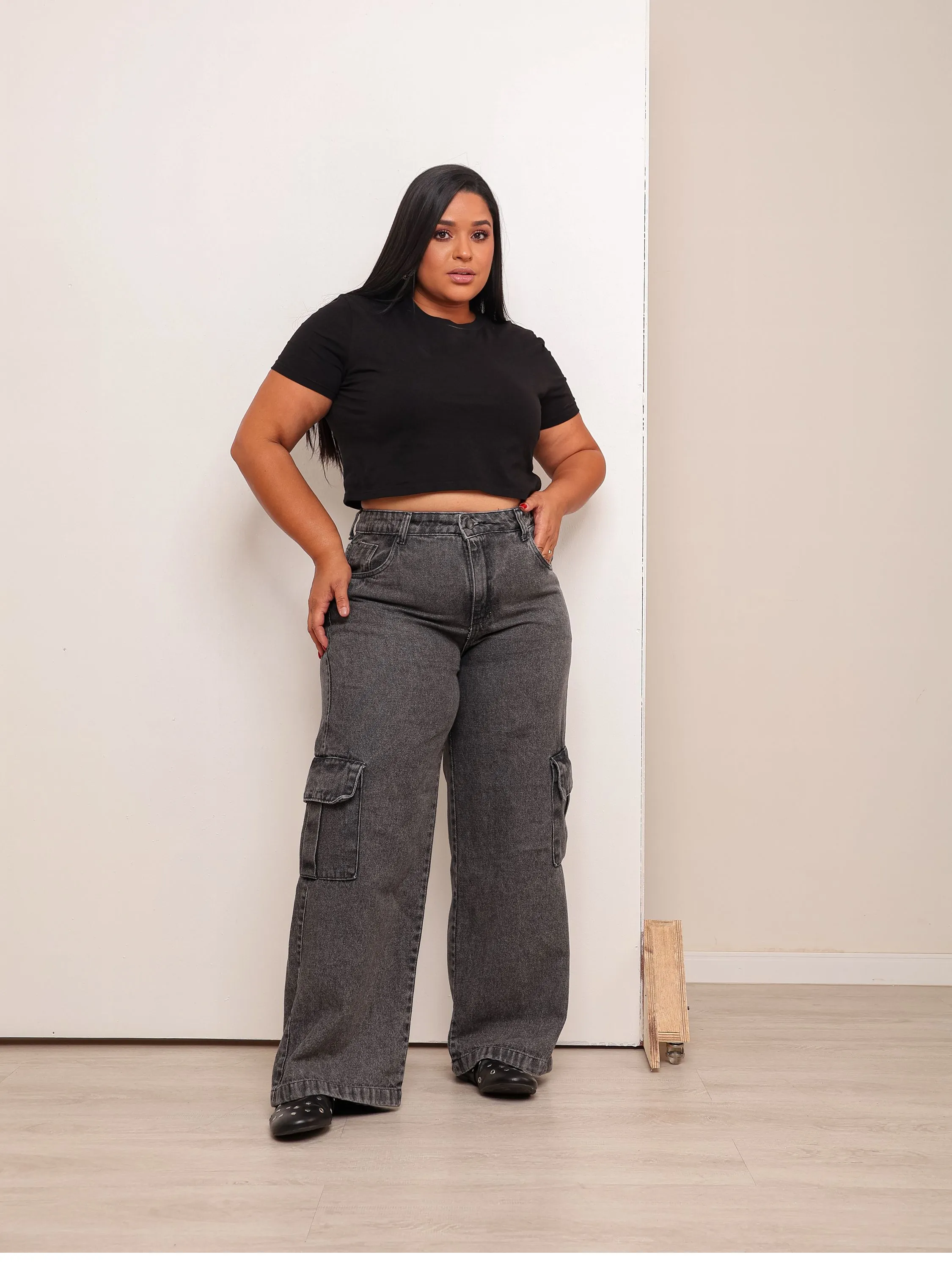 Calça wide leg cargo jeans feminina
