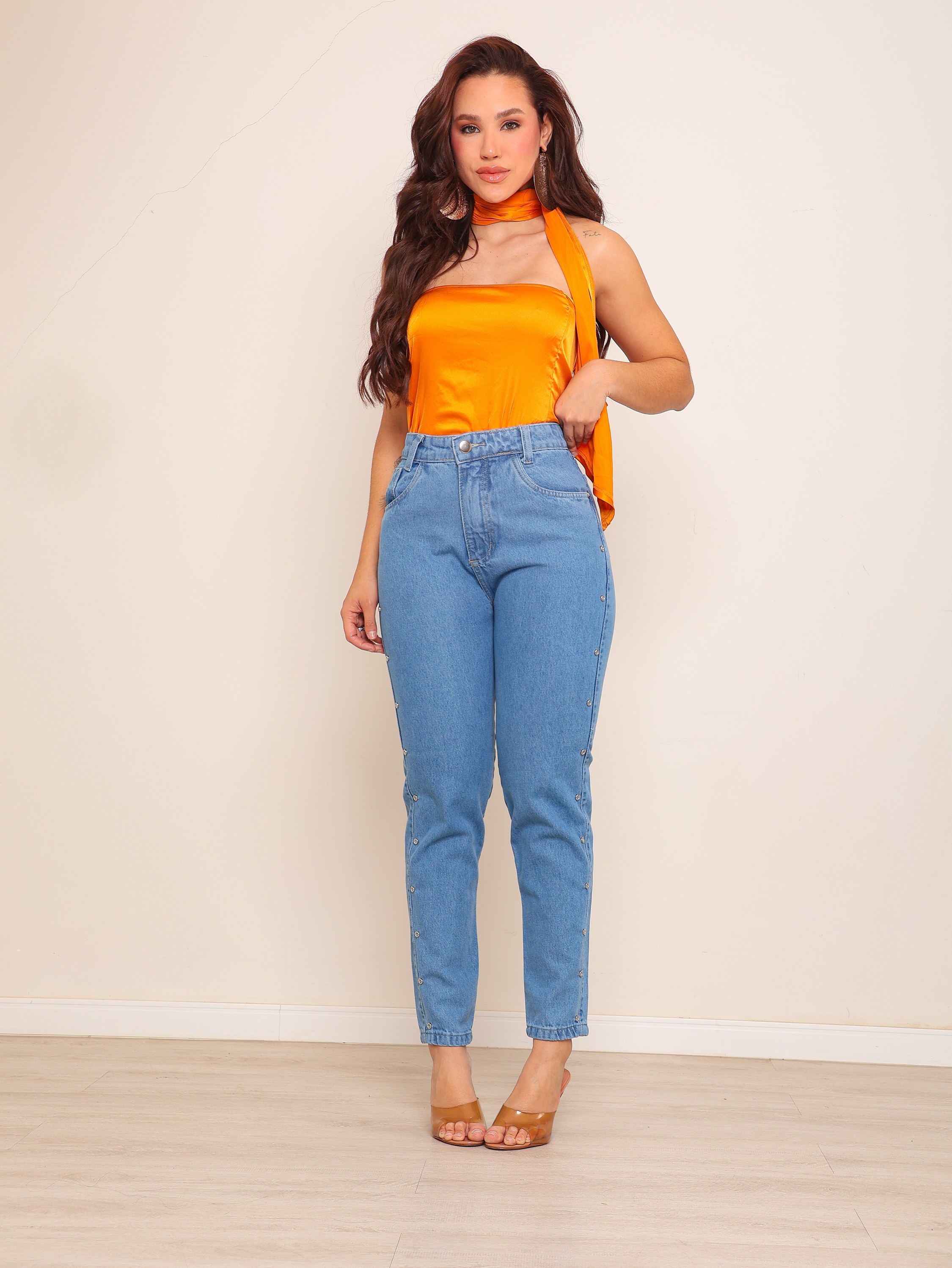 Calça Mom jeans feminina com detalhe dos lados