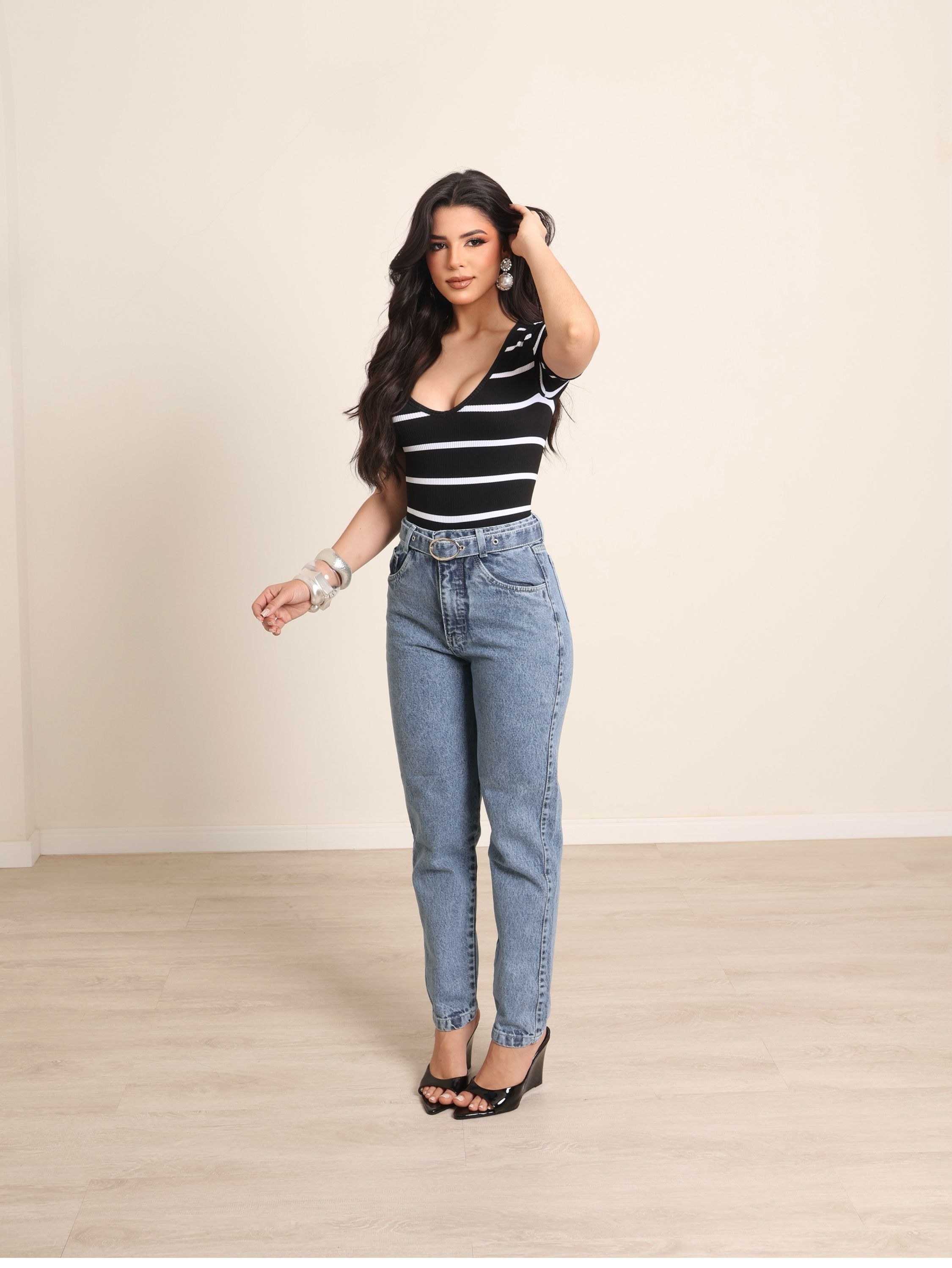 Calça mom jeans feminina com cinto
