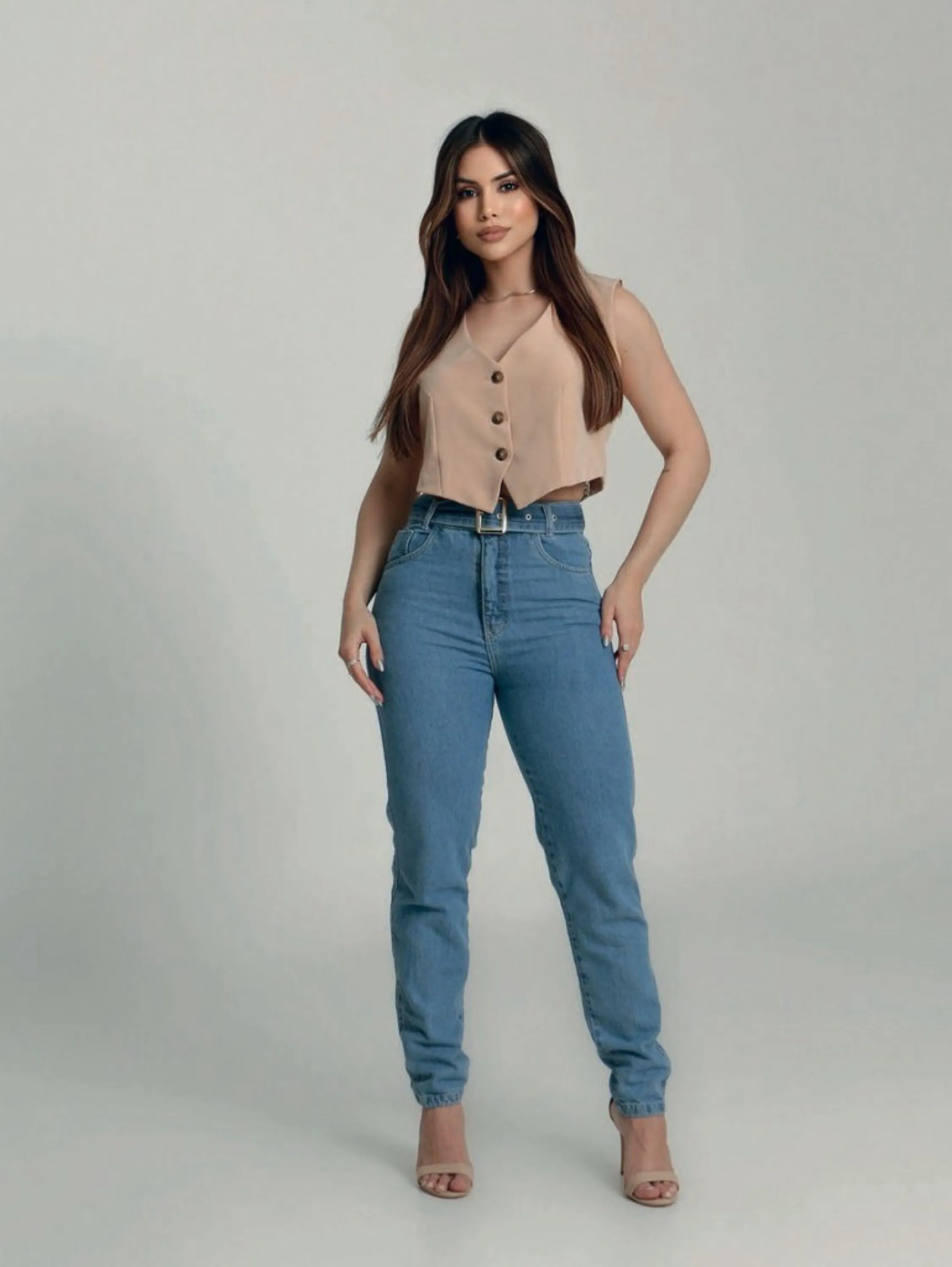 Calça mom jeans feminina com cinto