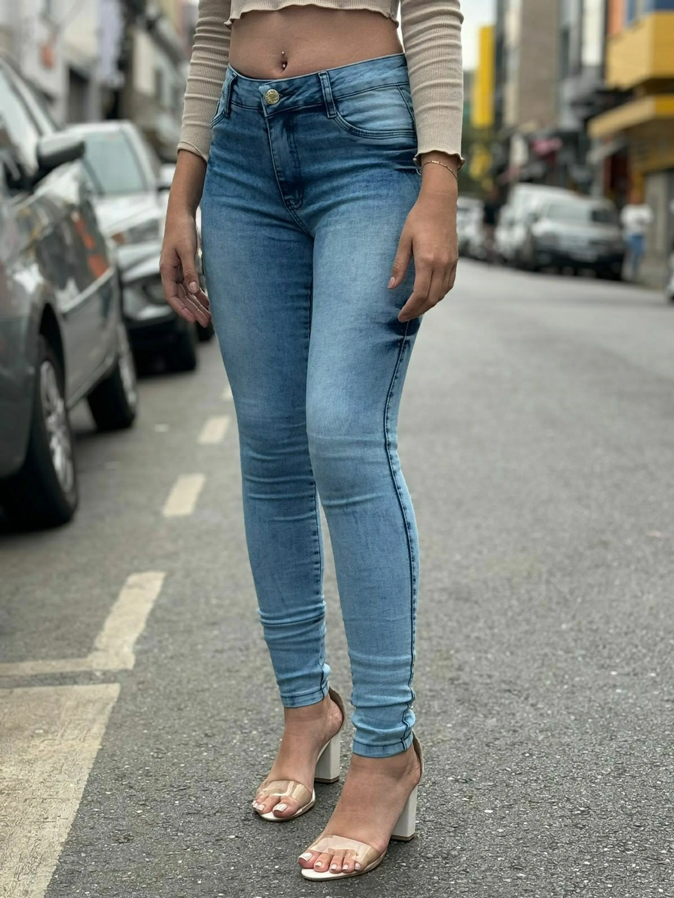 Calça jeans feminina azul marmorizada