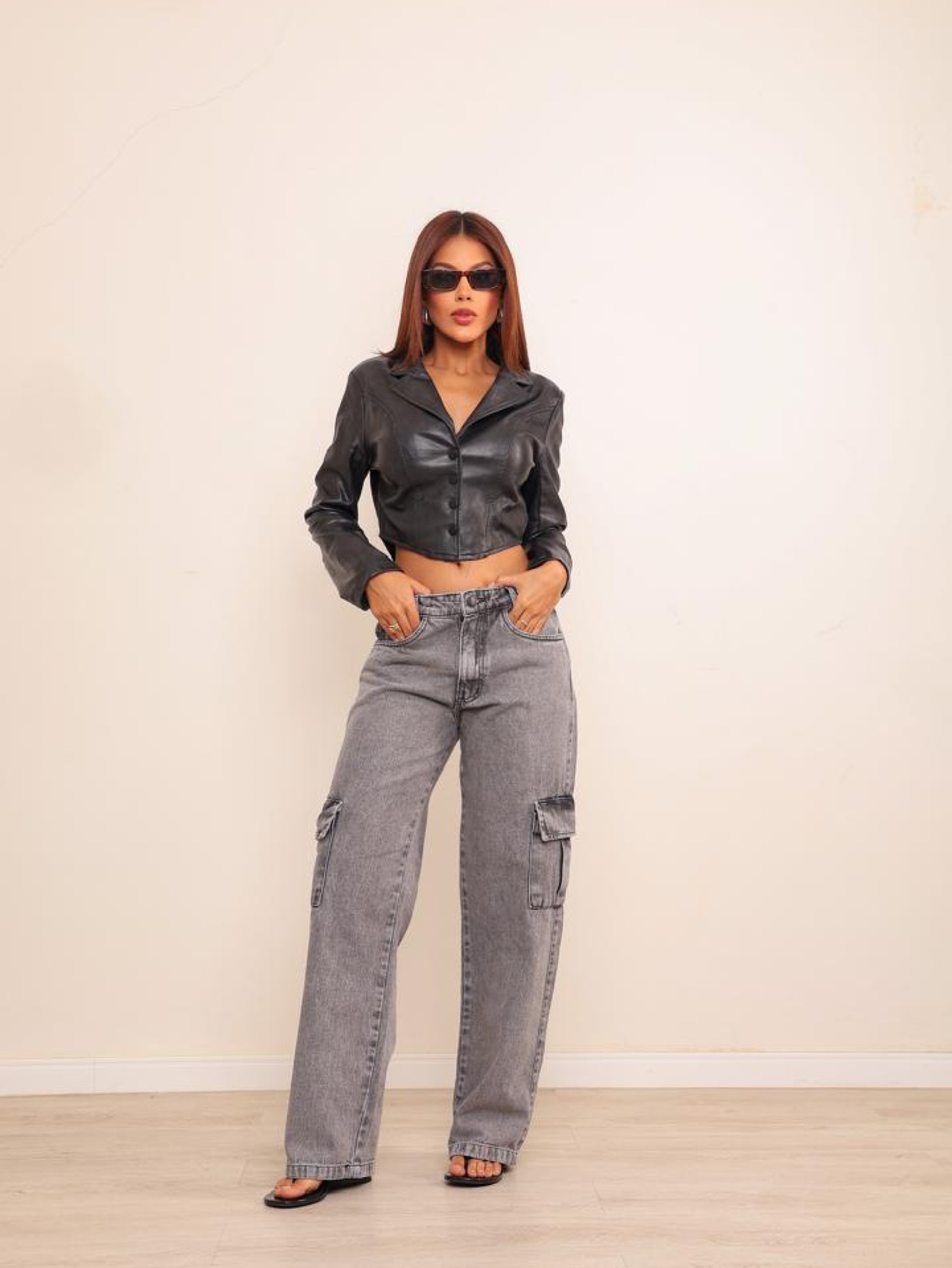Calça wide leg cargo jeans feminina