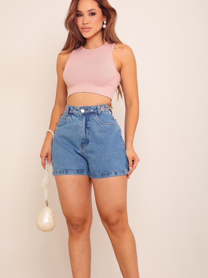 short Jeans feminino com detalhe