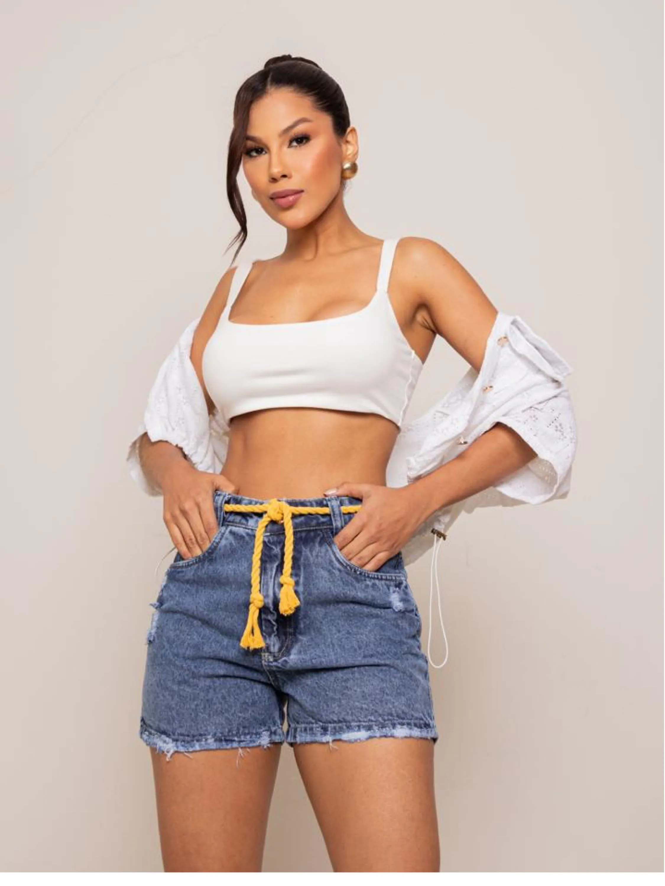 Short jeans feminino com cordonzinho