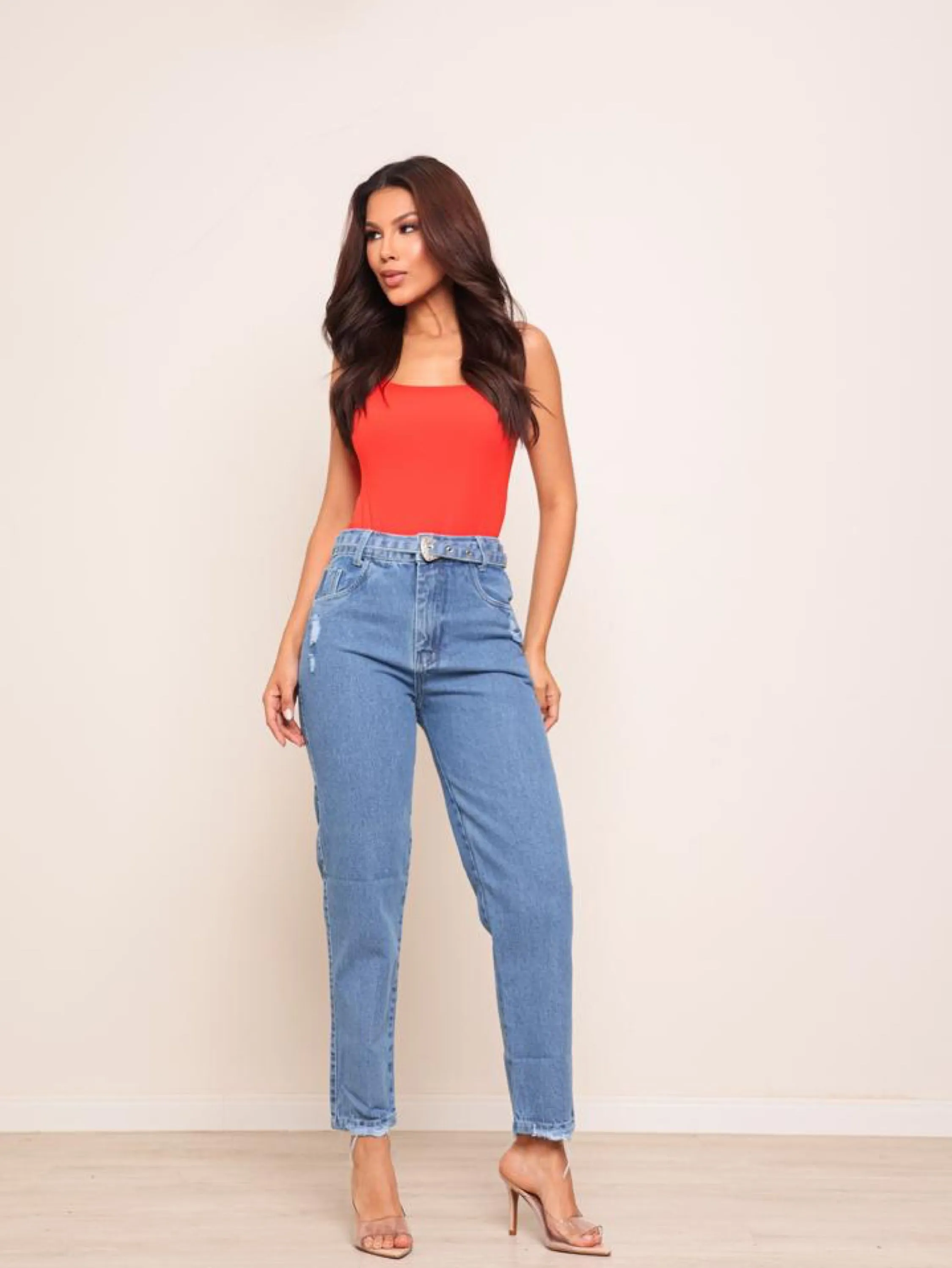 Calça mom jeans feminina com cinto