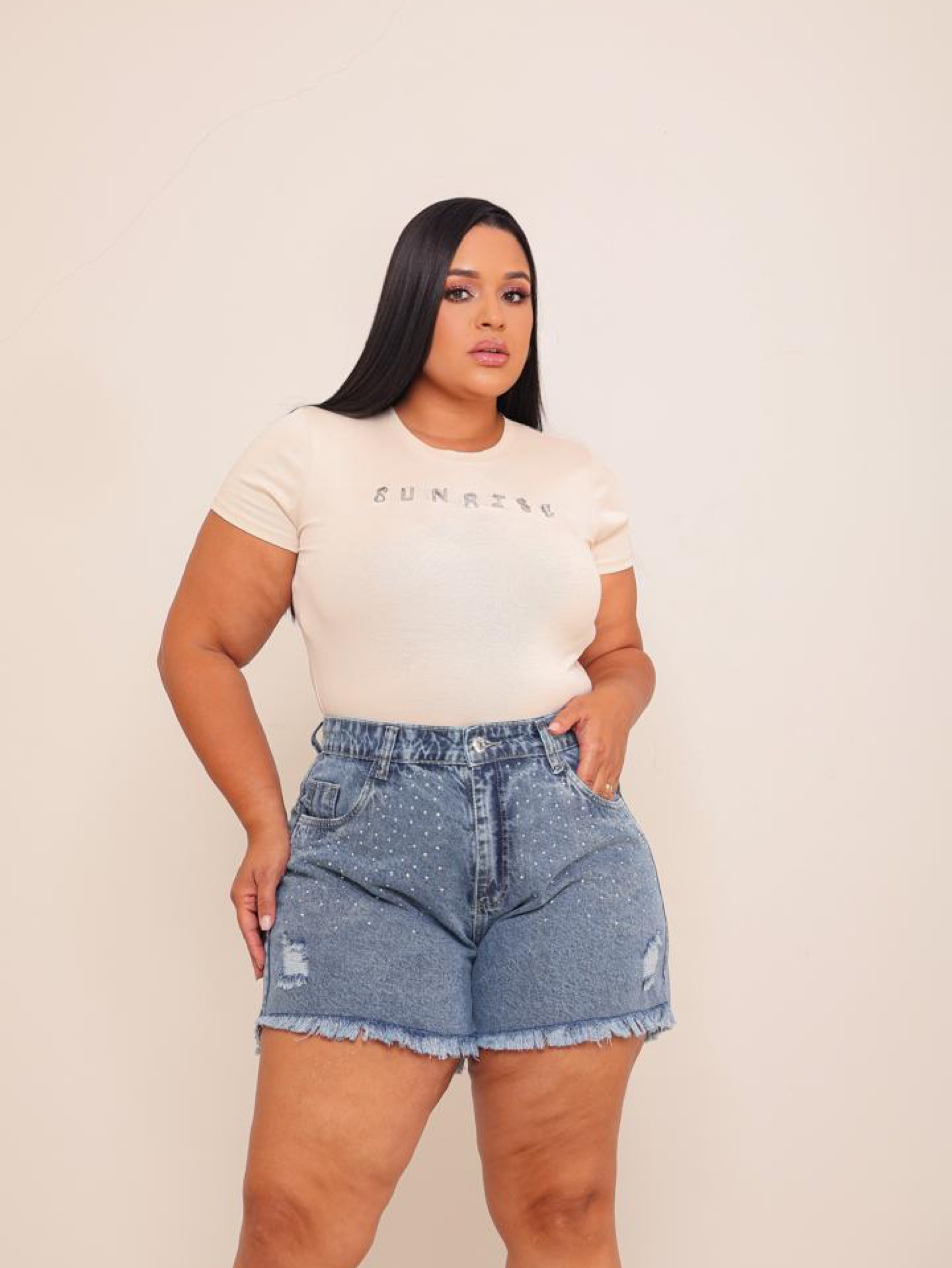 Short jeans feminino plus size de strass