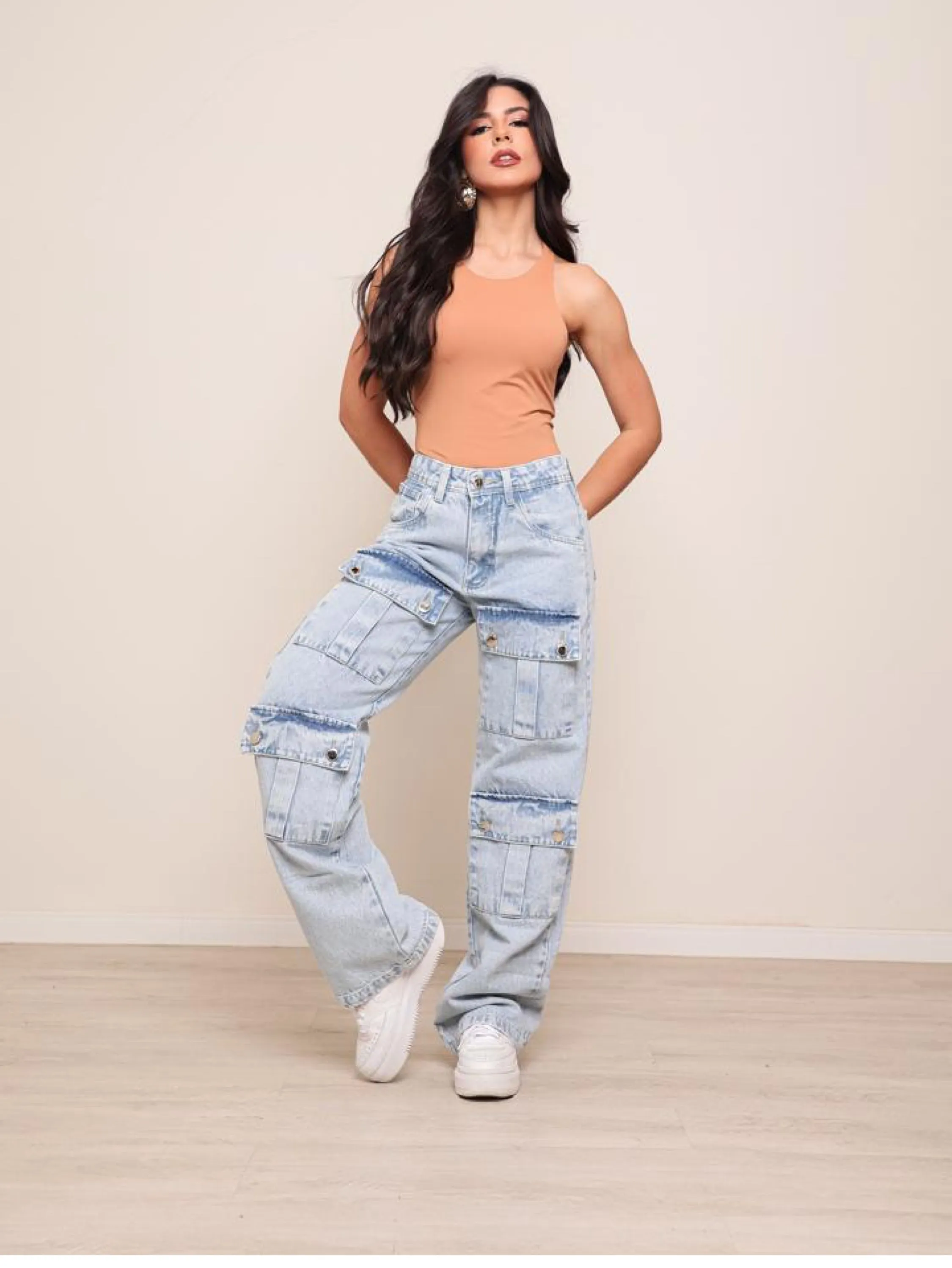 Calça wide leg cargo jeans feminina