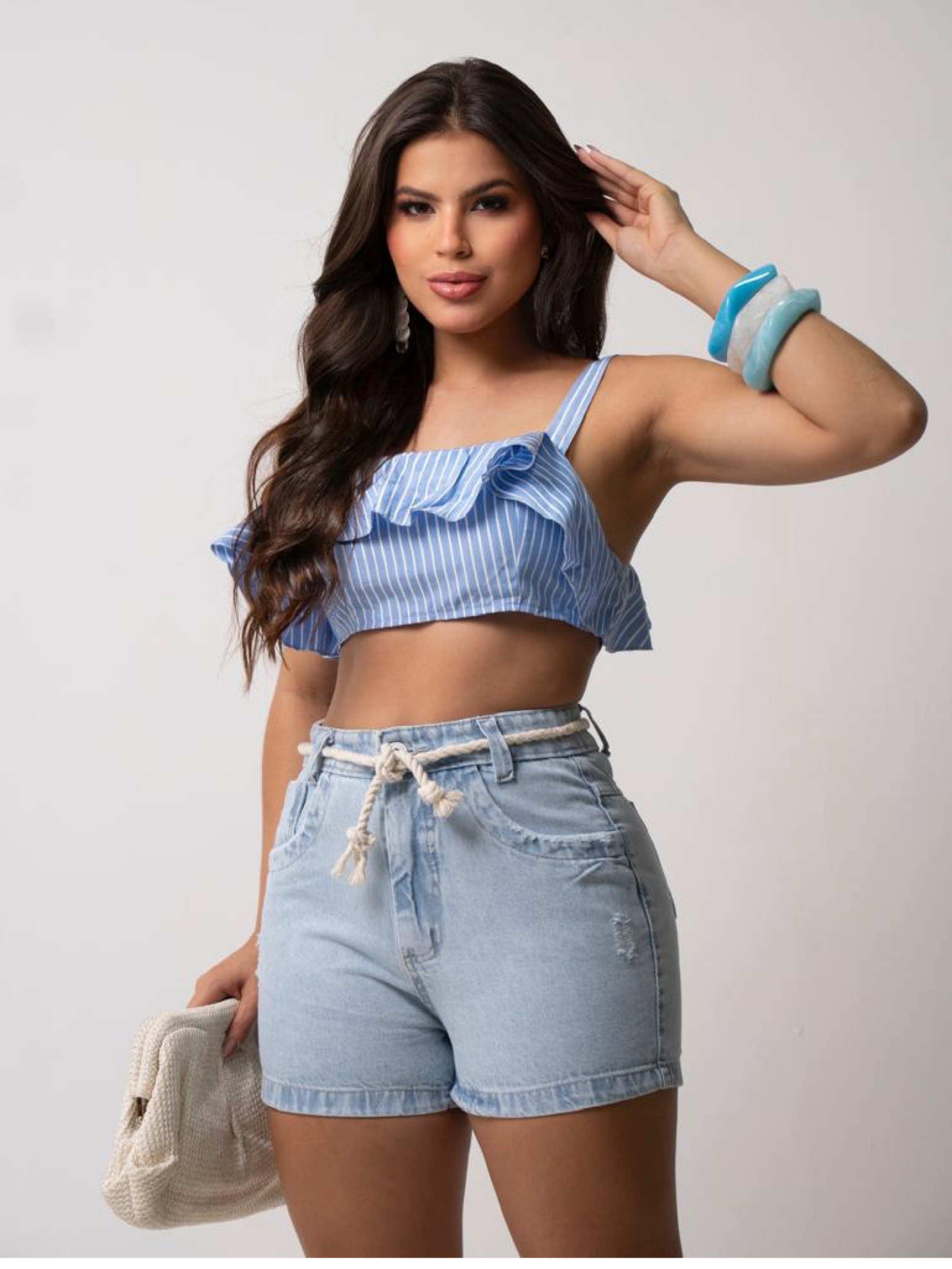 Short jeans feminino com cordonzinho