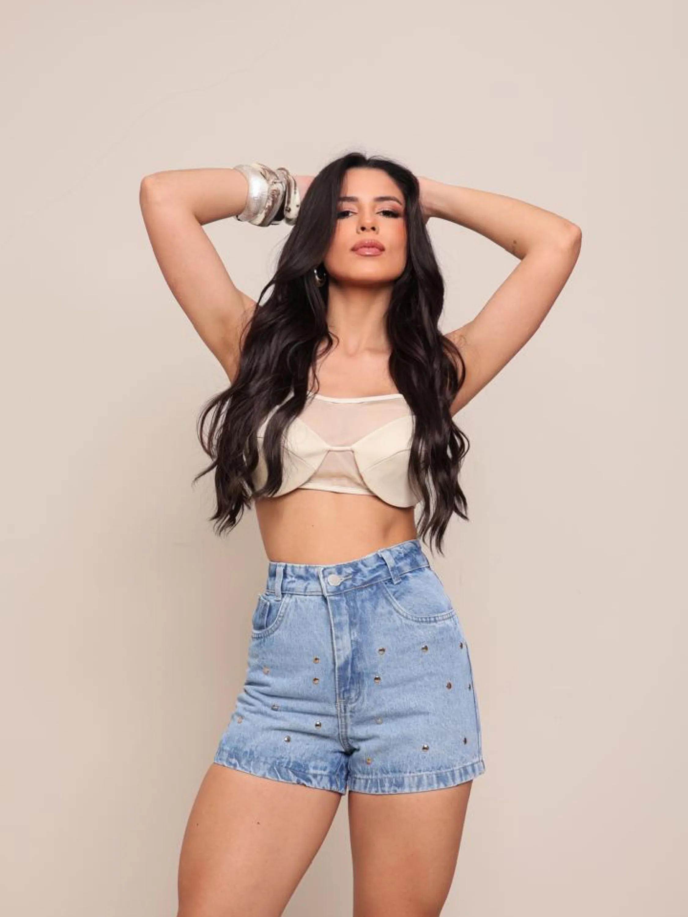 Short jeans feminino de strass