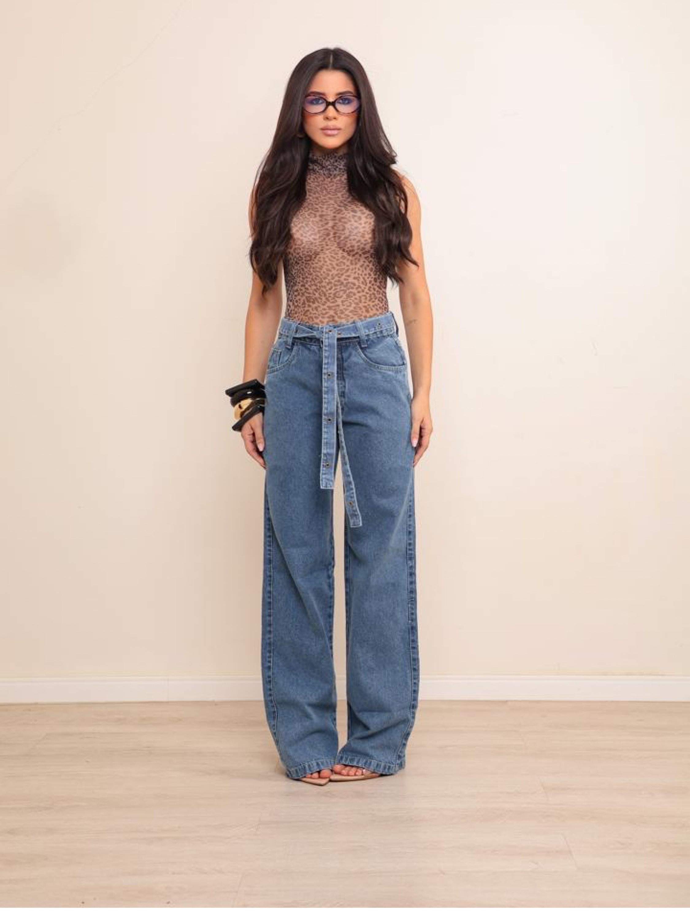 Calça wide leg jeans feminina com cordonzinho