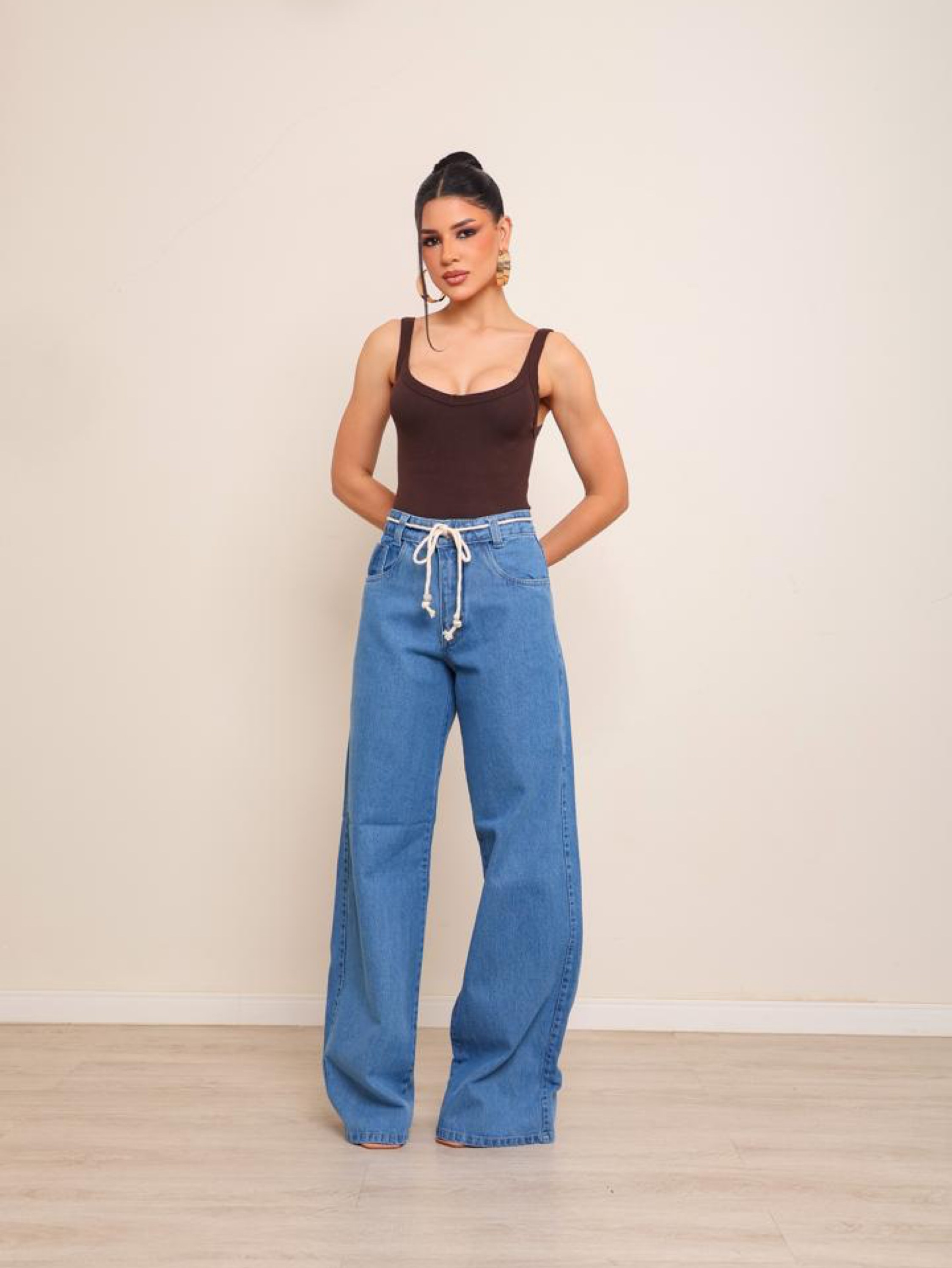 Calça wide leg jeans feminina com cordonzinho