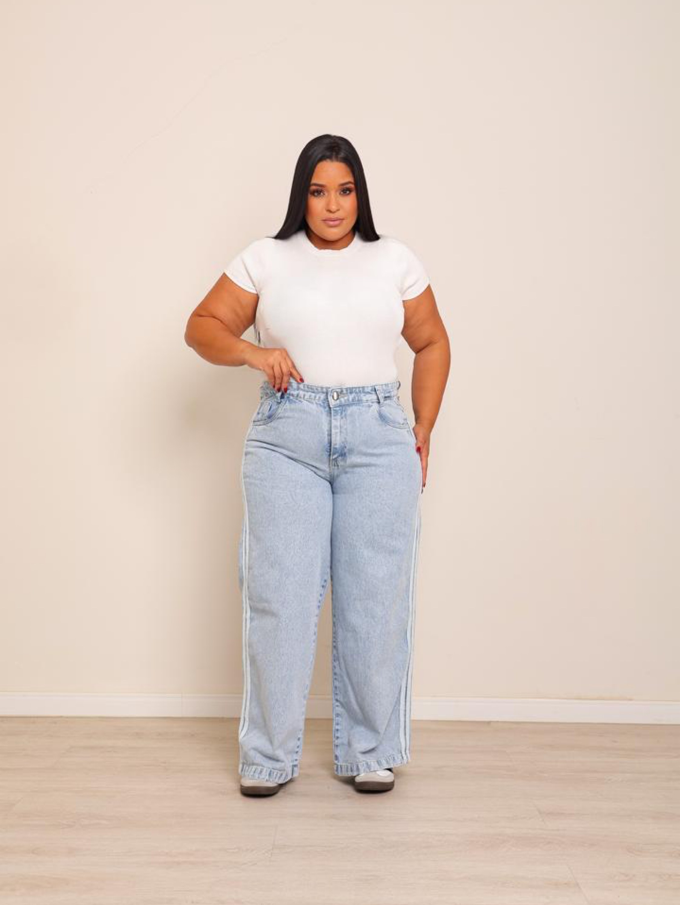 Calça wide leg plus size com linhas brancas dos lados