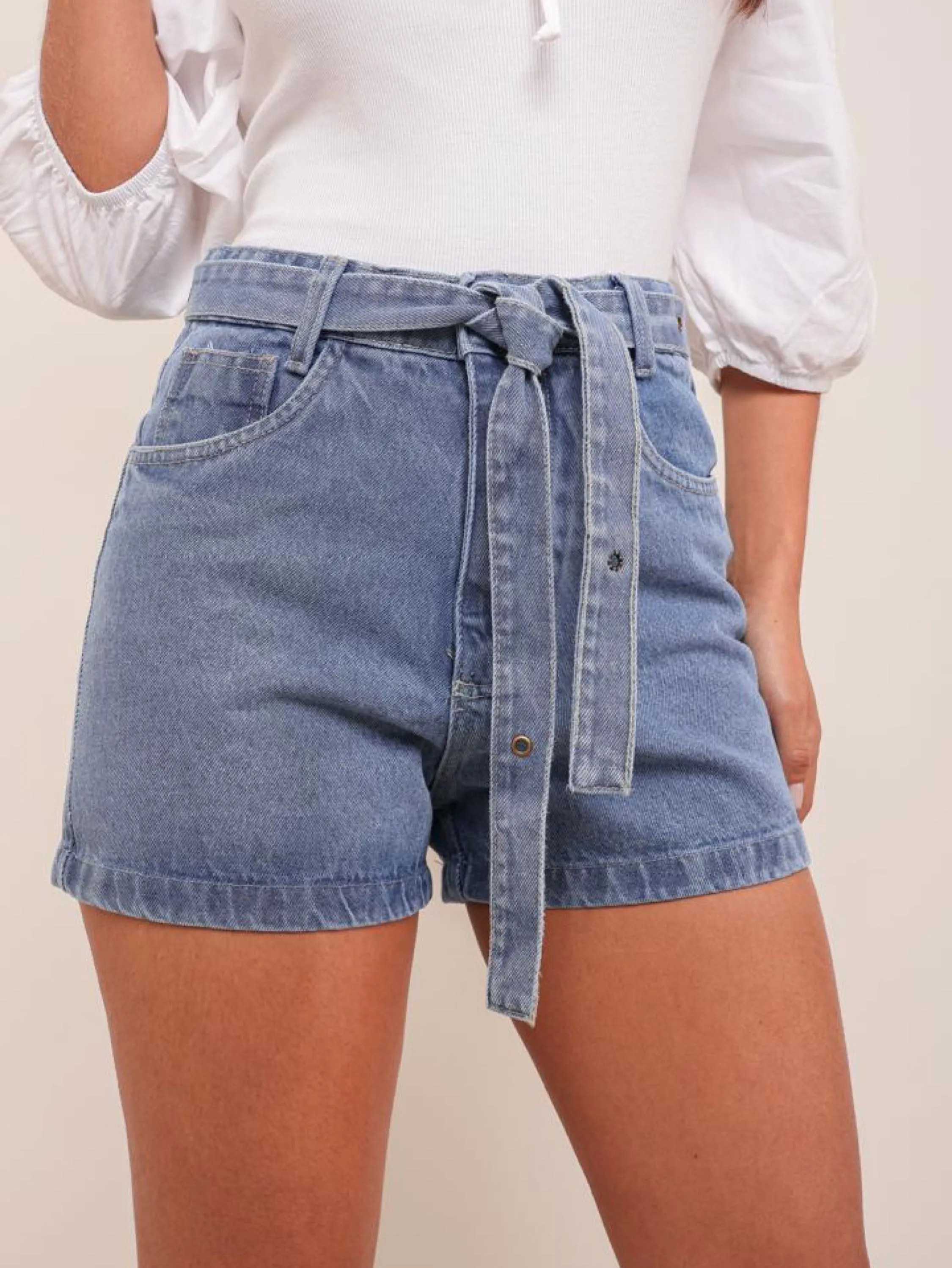 Short jeans feminino com cordonzinho